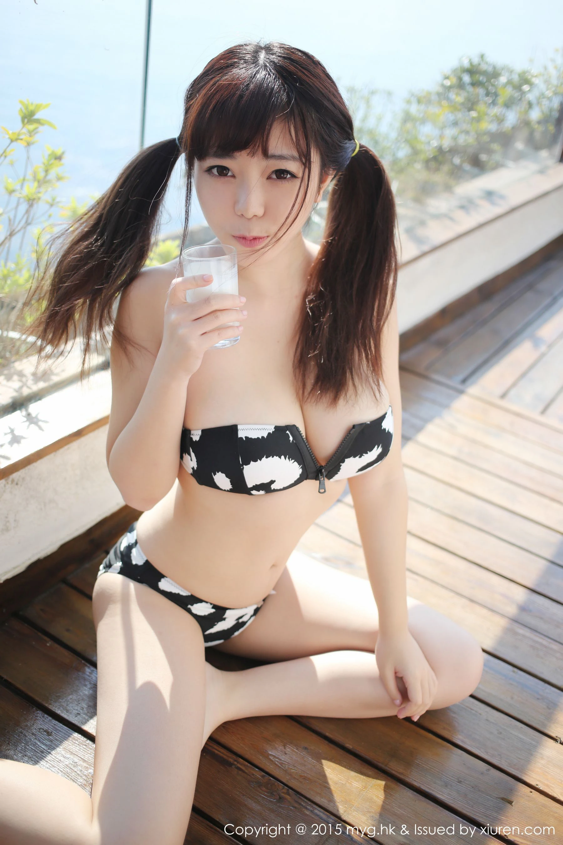 大奶飞@刘飞儿Faye《户外牛奶篇+室内性感皮裤篇！》 美媛馆 Vol.109插图2