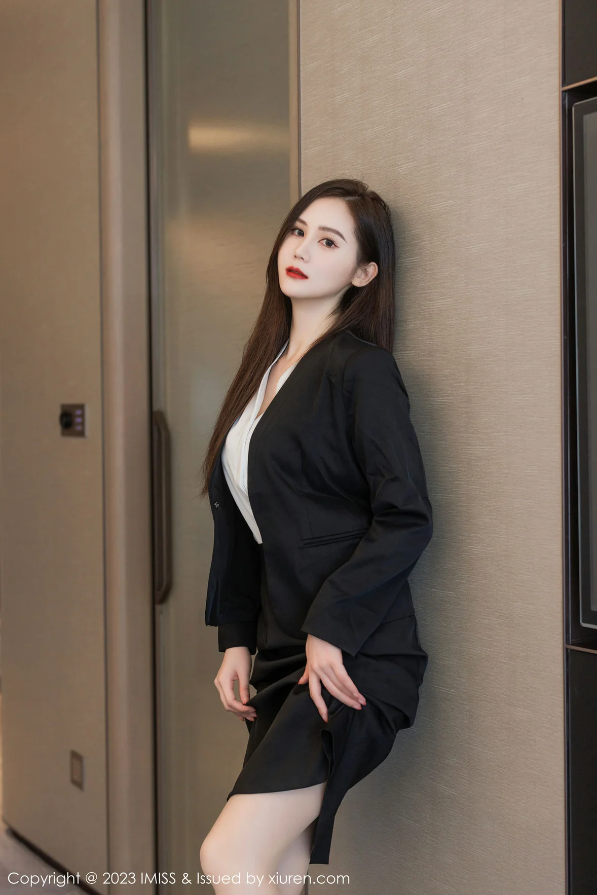 爱蜜社 Vol.739 SISY思 黑色Ol性感写真 [48P]插图4