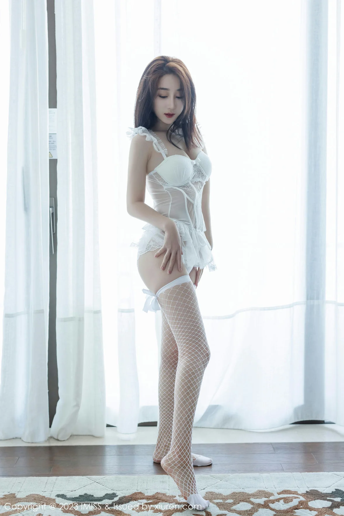 爱蜜社 Vol.733 九月生__ 白色蕾丝短裙性感写真 [41P]插图1