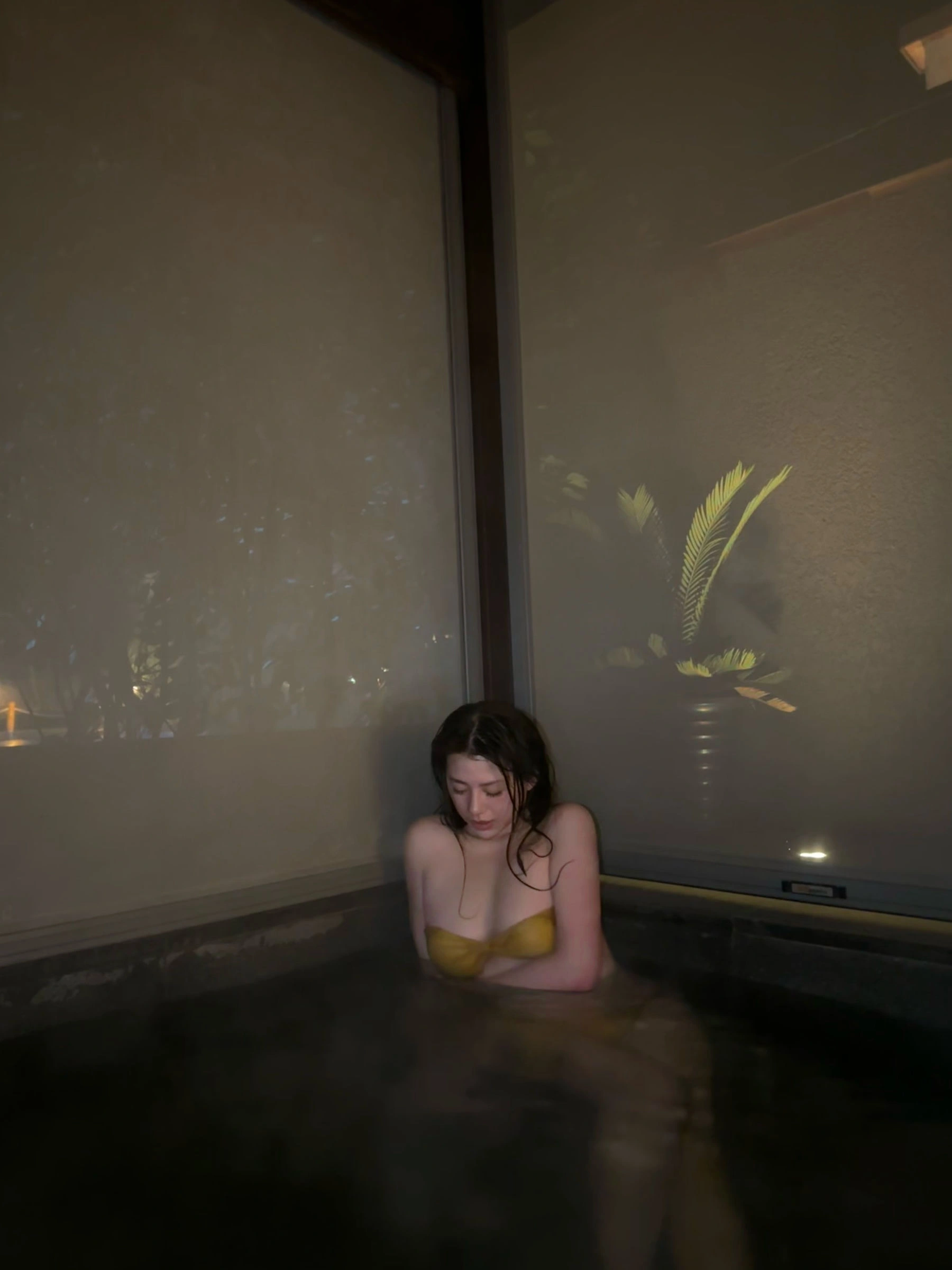 奶宝妹纸 – 深夜游泳池插图3