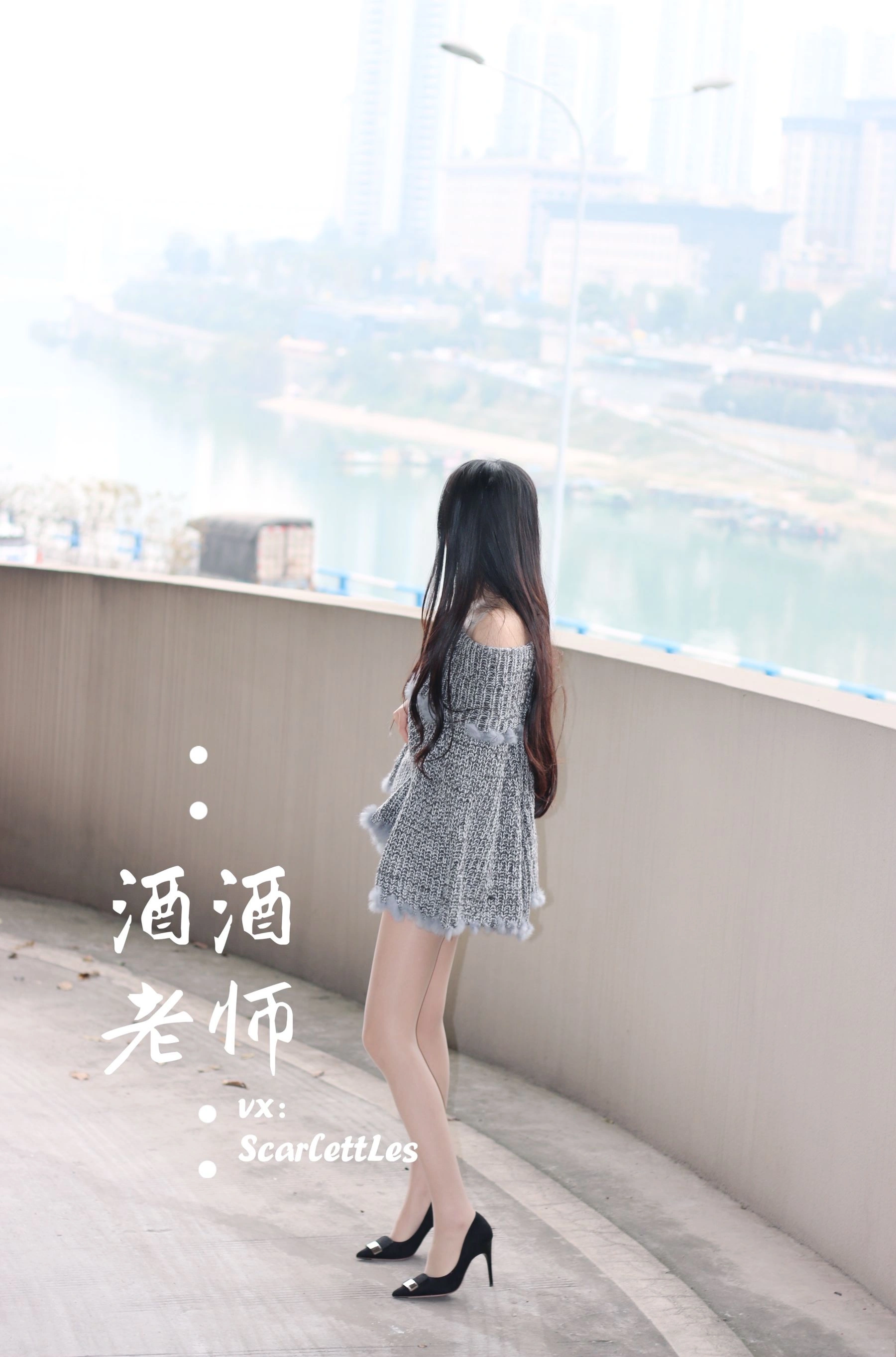 酒酒老师 – 停车场里的超短裙插图6