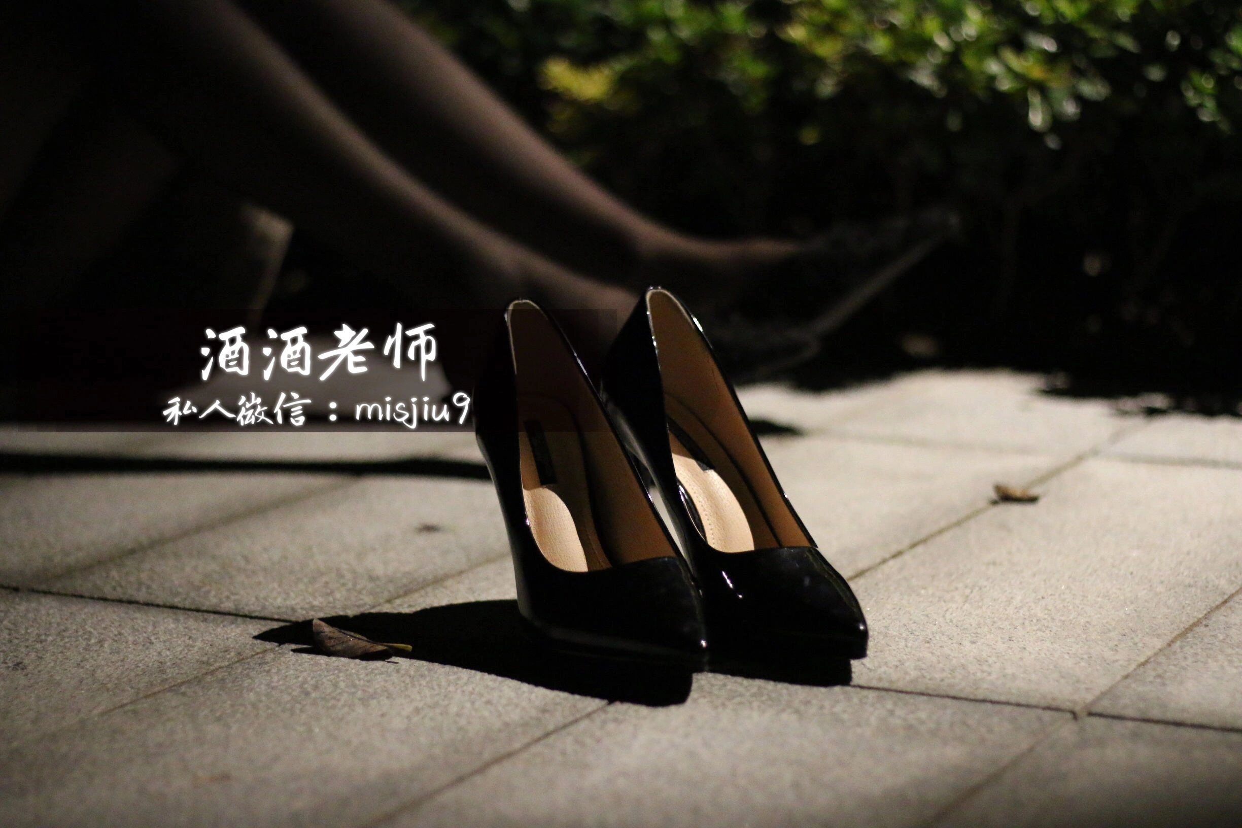 酒酒老师 – 英伦短裙与黑丝高跟插图2