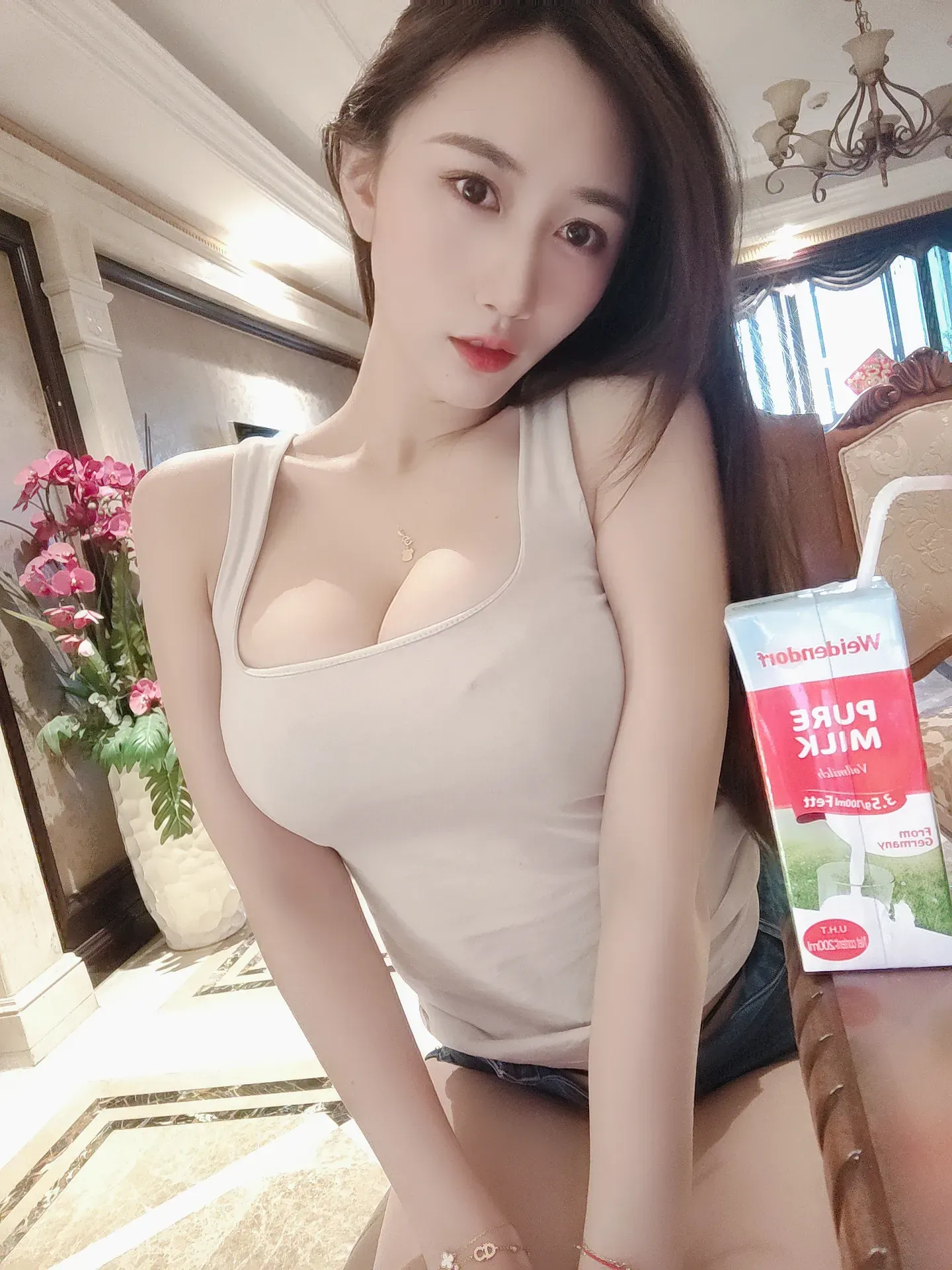 小玉吃果冻 – 白背心紧身牛仔短裤 [35P]高清在线免费欣赏–微密图社-微密图社