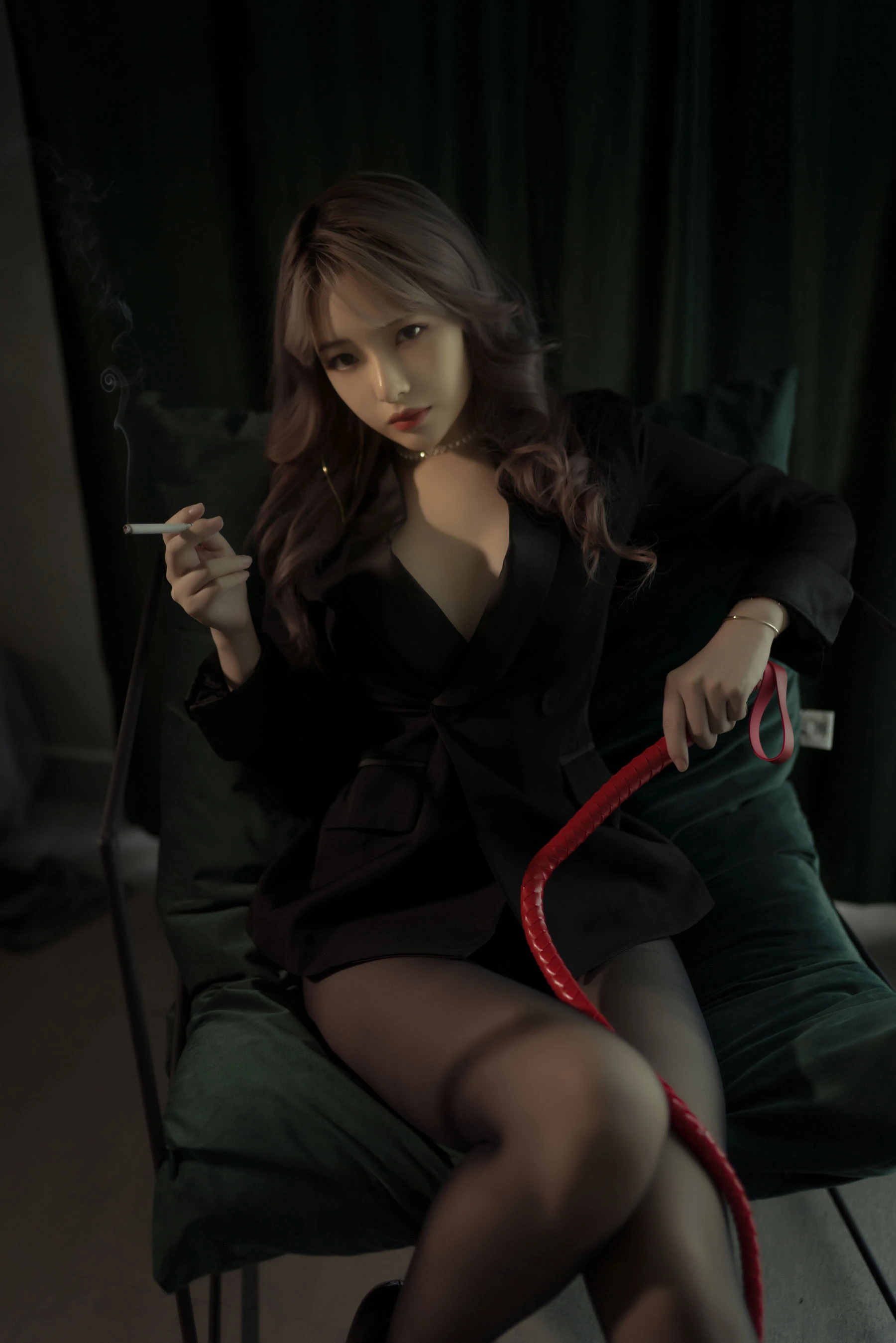 动漫博主雯妹 – 黑丝西装 [25P]插图3