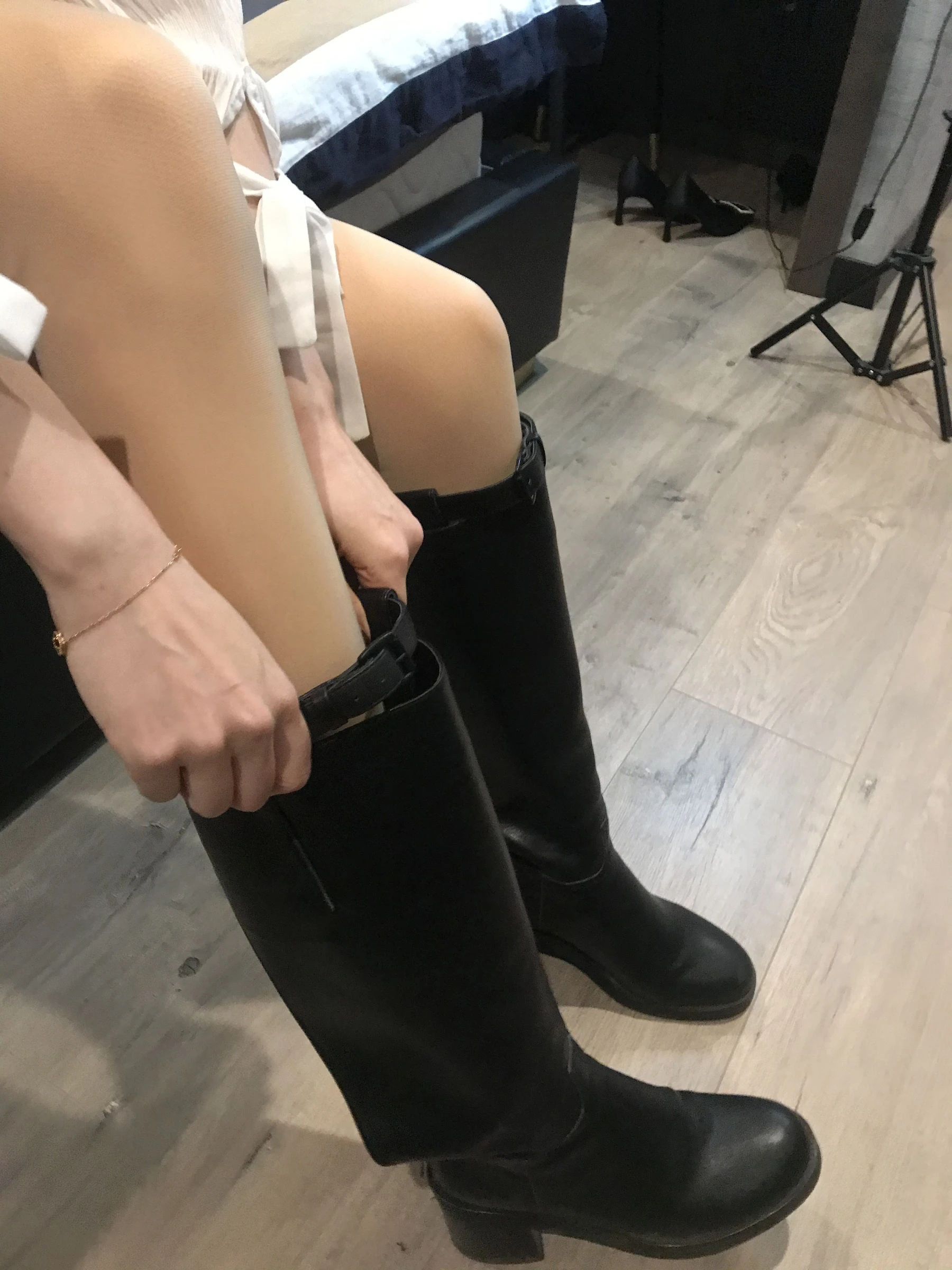 丝足博主麋鹿_Monroe 2020.03.02 皮裙肉丝插图1
