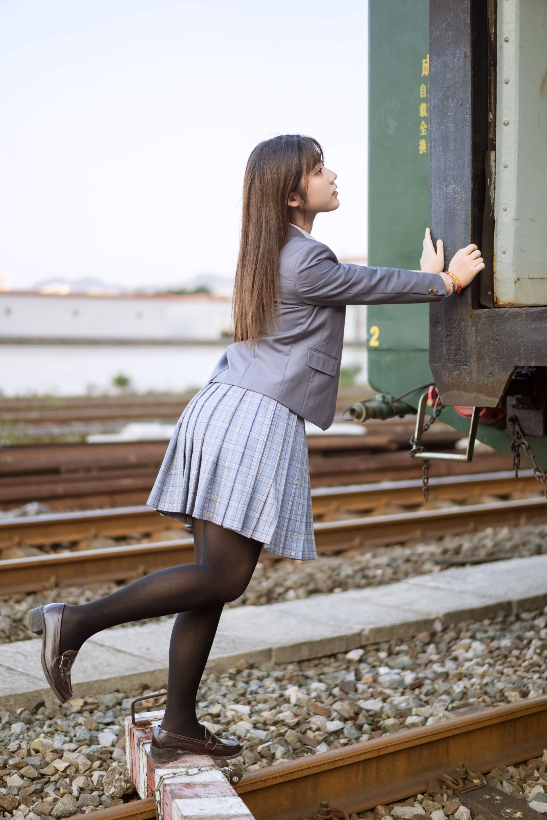 微博福利姬镜酱 私奔之制服插图7