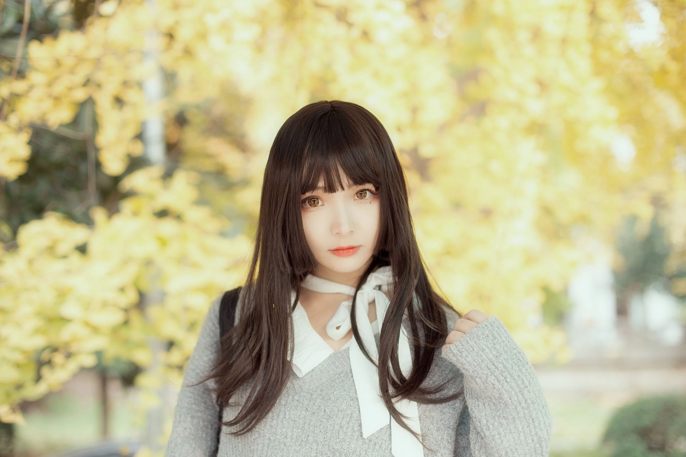 二次元美女古川kagura – 银杏树下插图3