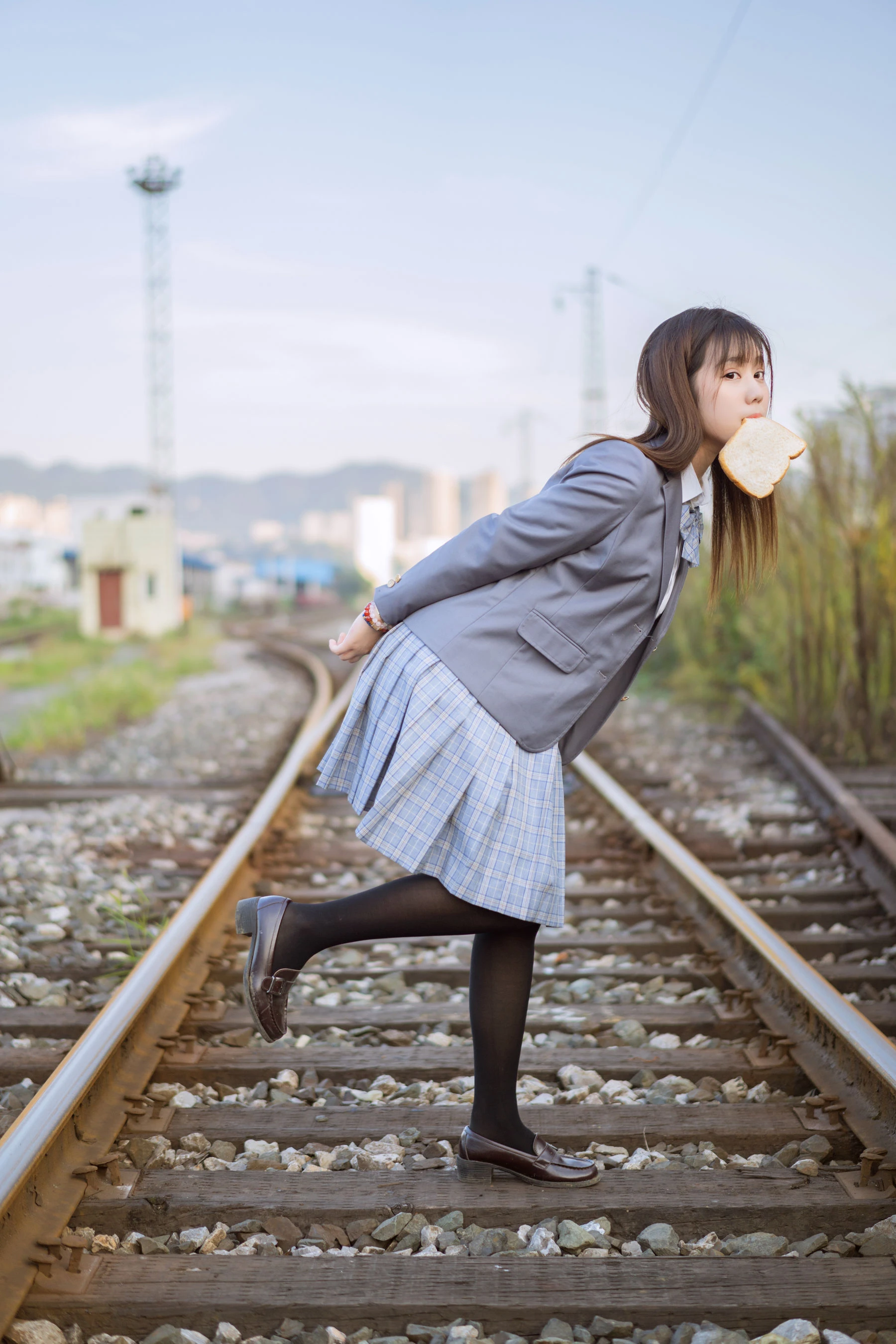 微博福利姬镜酱 私奔之制服插图2