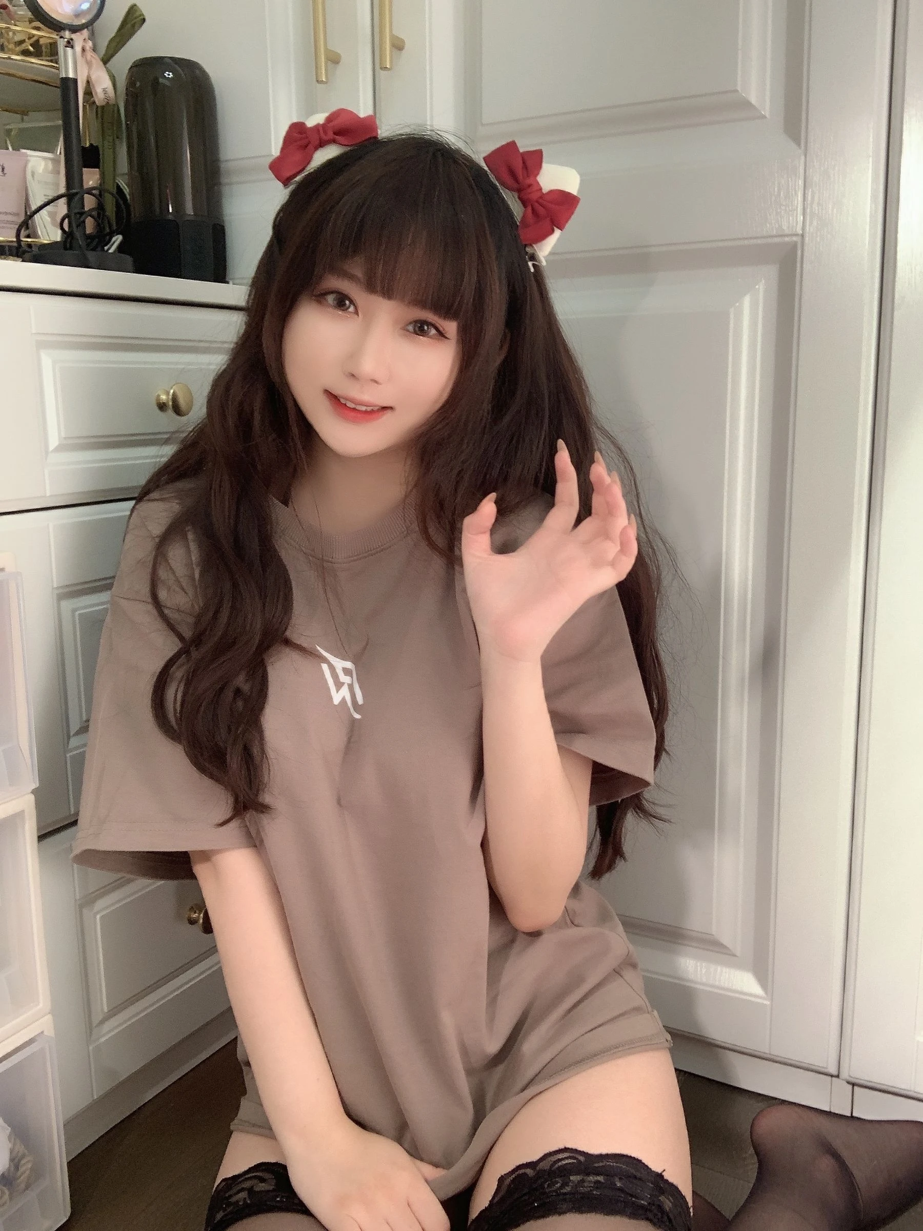 蜜桃少女是依酱呀 – T恤底下插图1