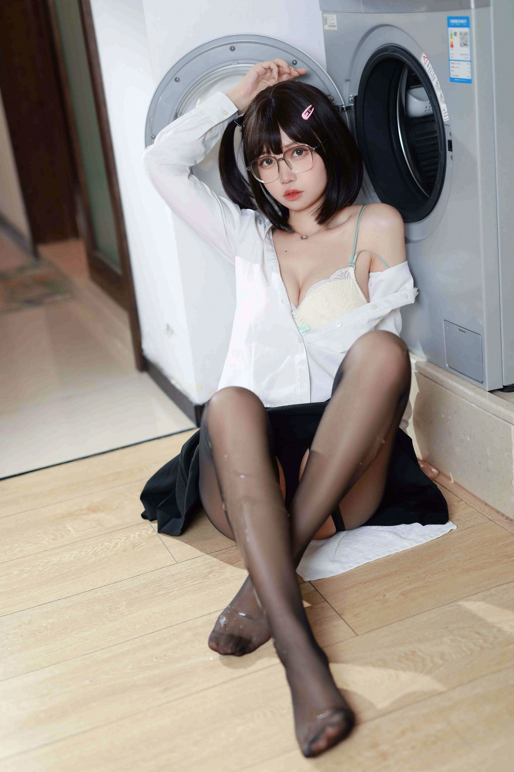 洛桑w伊梓 – 眼镜妹妹插图1