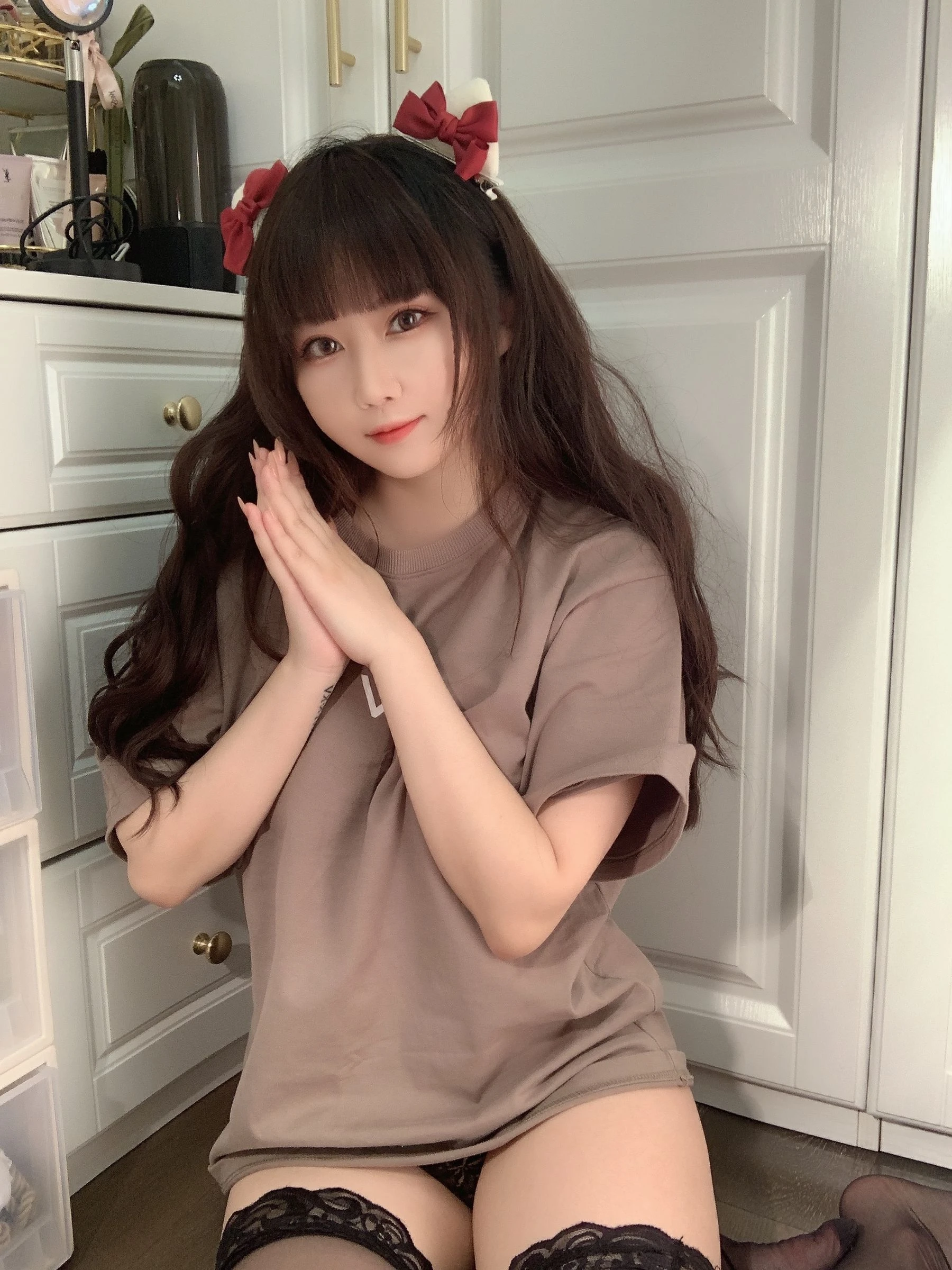 蜜桃少女是依酱呀 – T恤底下插图8