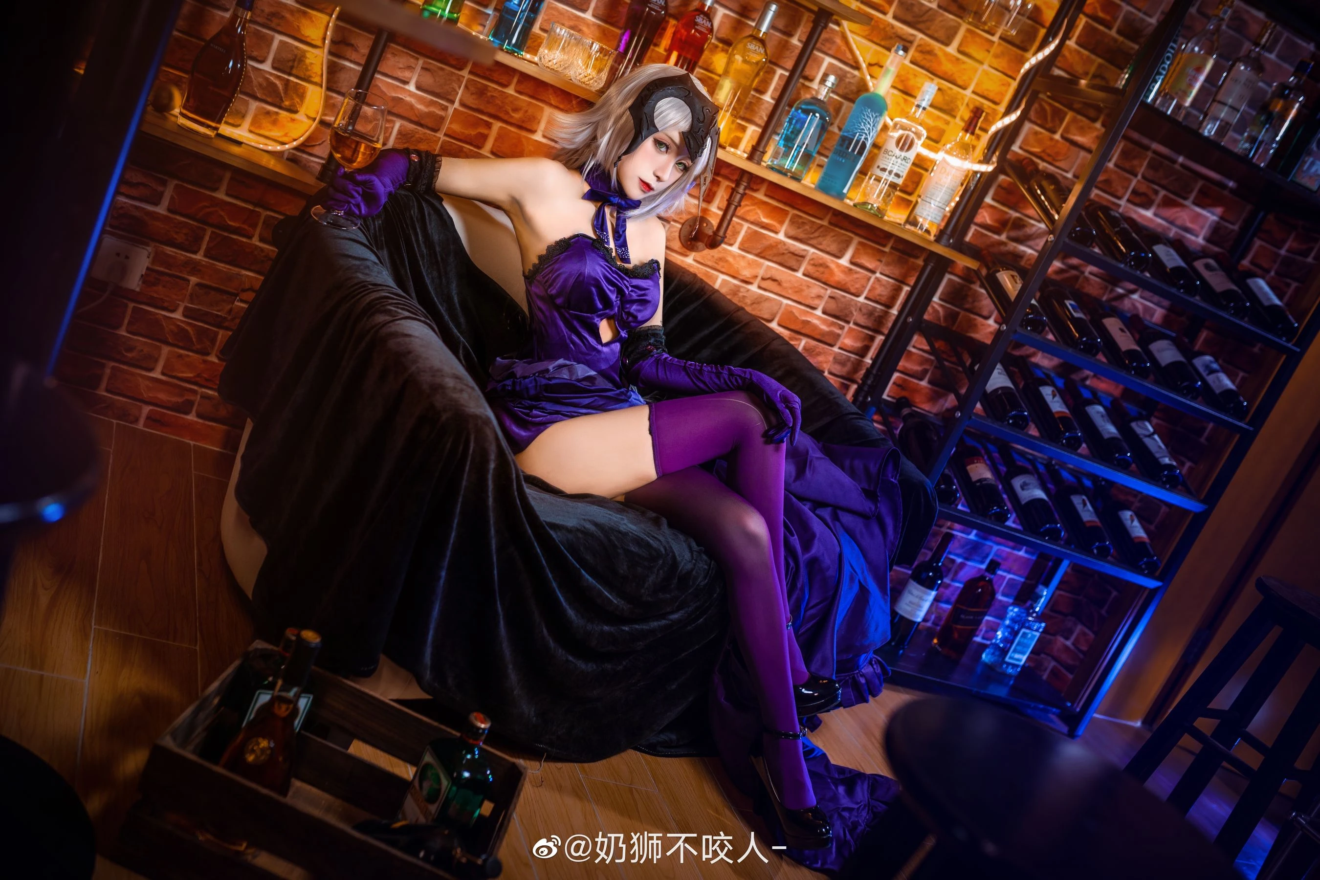 奶狮不咬人 – 黑贞德插图1