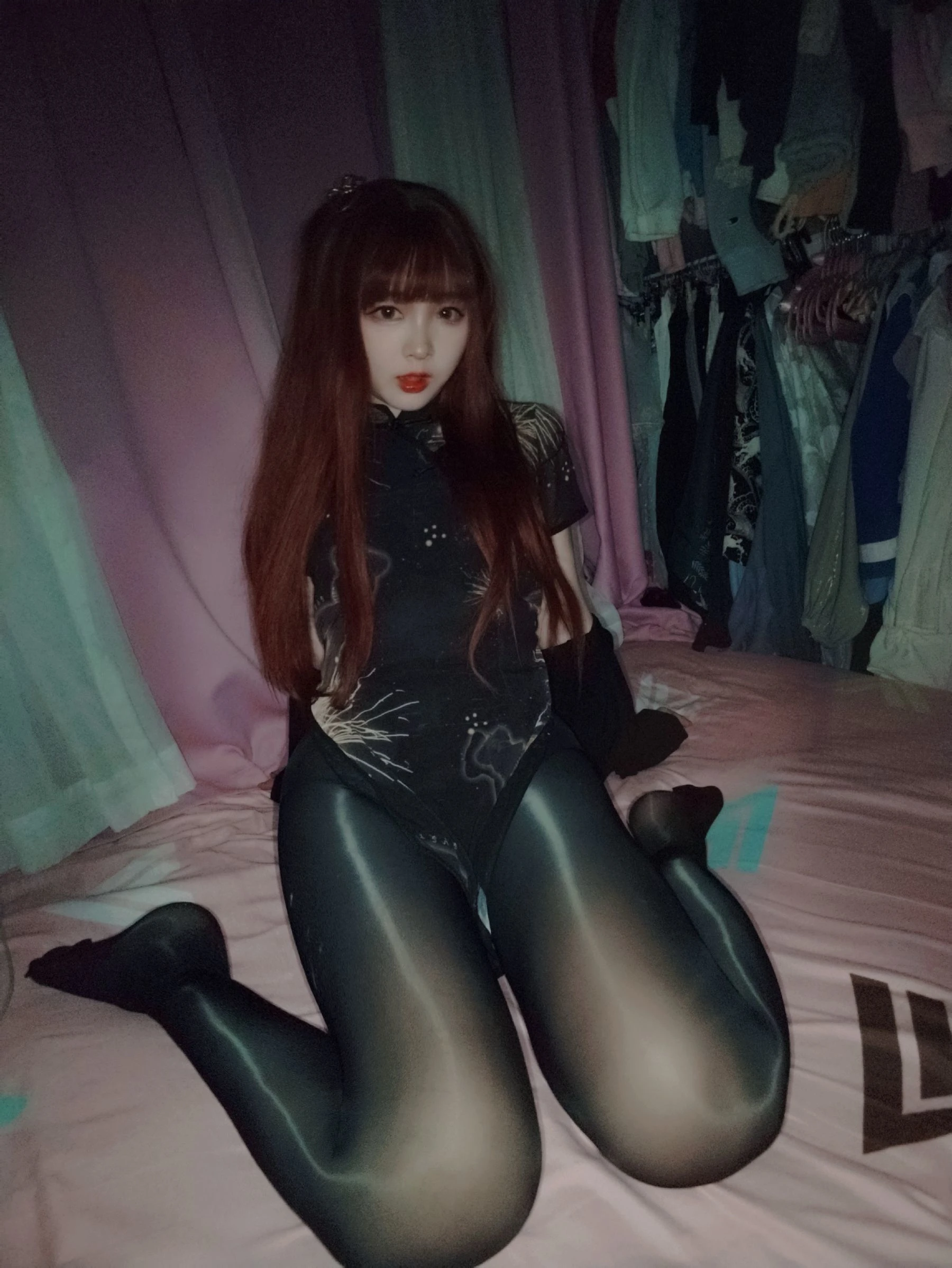 二次元美女古川kagura – 亮丝黑旗袍插图1