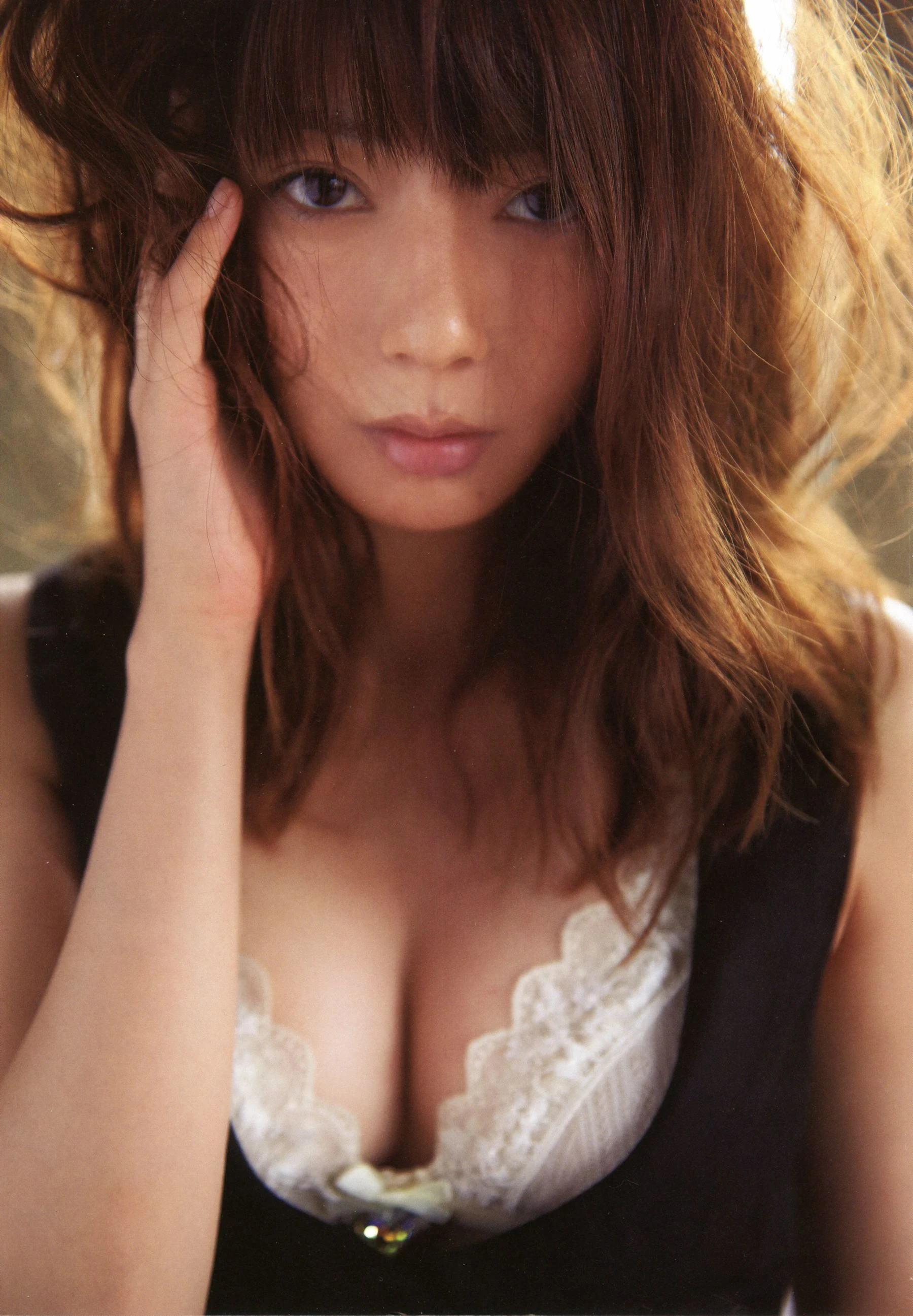 Yuria Haga 芳賀優里亜 写真集 「赤×ピンク」插图1
