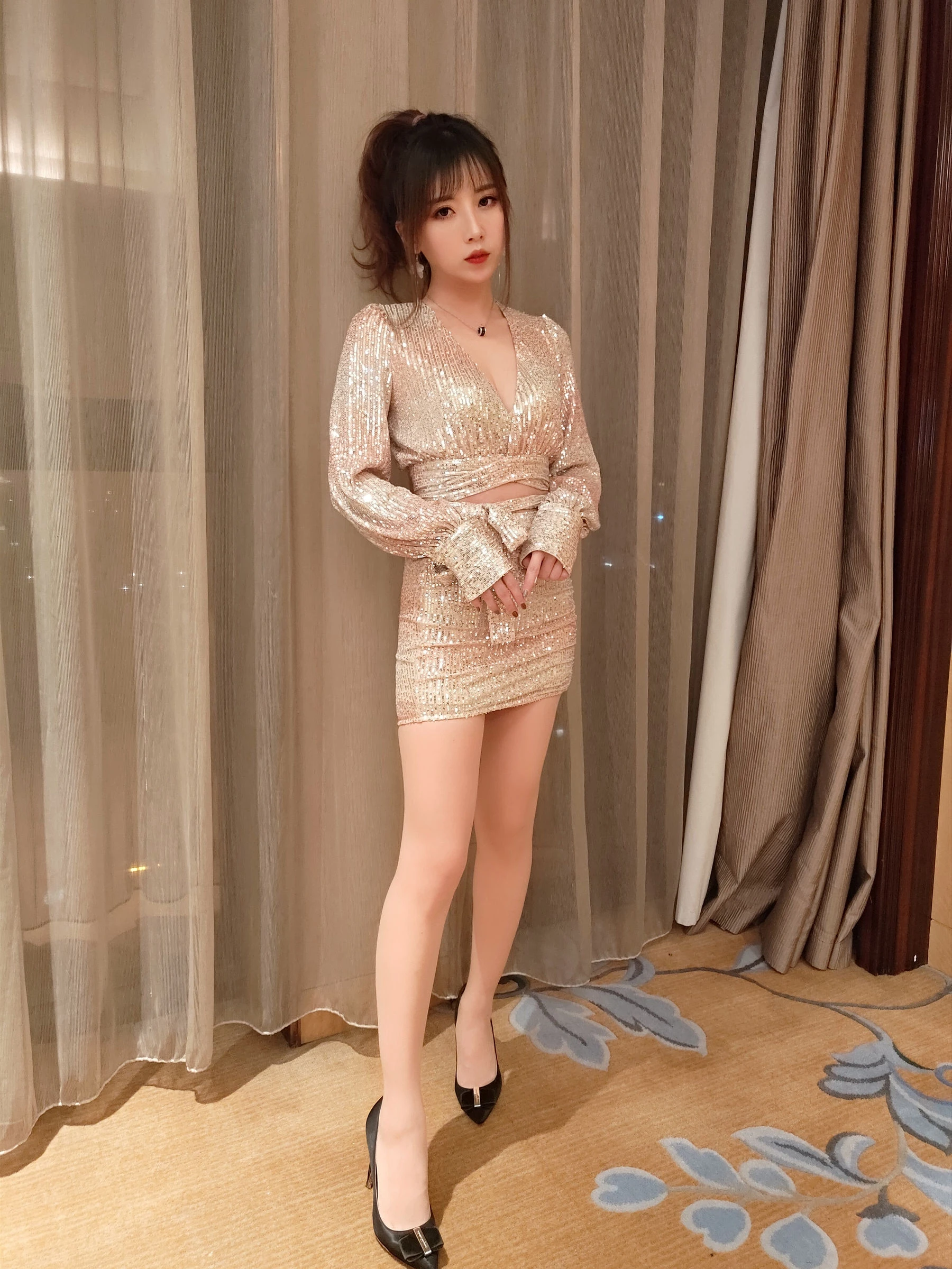 斗鱼主播小女巫露娜 – 亮片裙肉丝 [22P]插图3