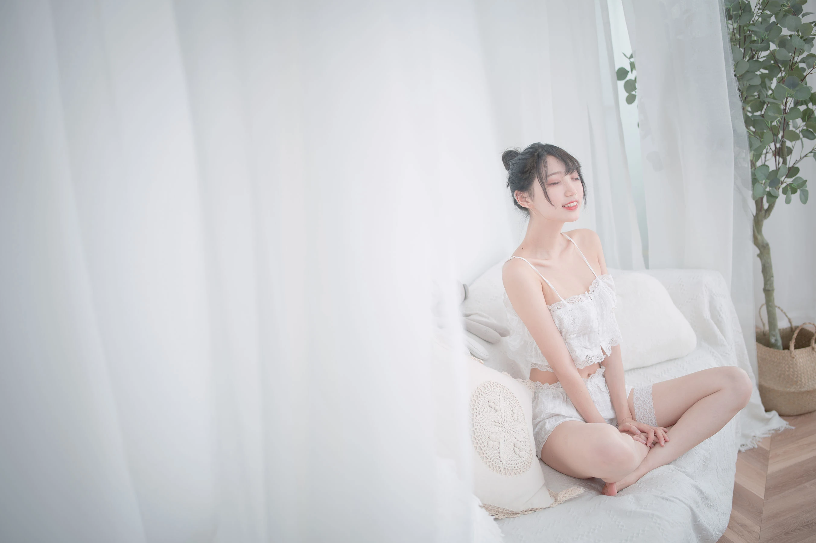 周叽是可爱兔兔 – 白色睡衣插图3