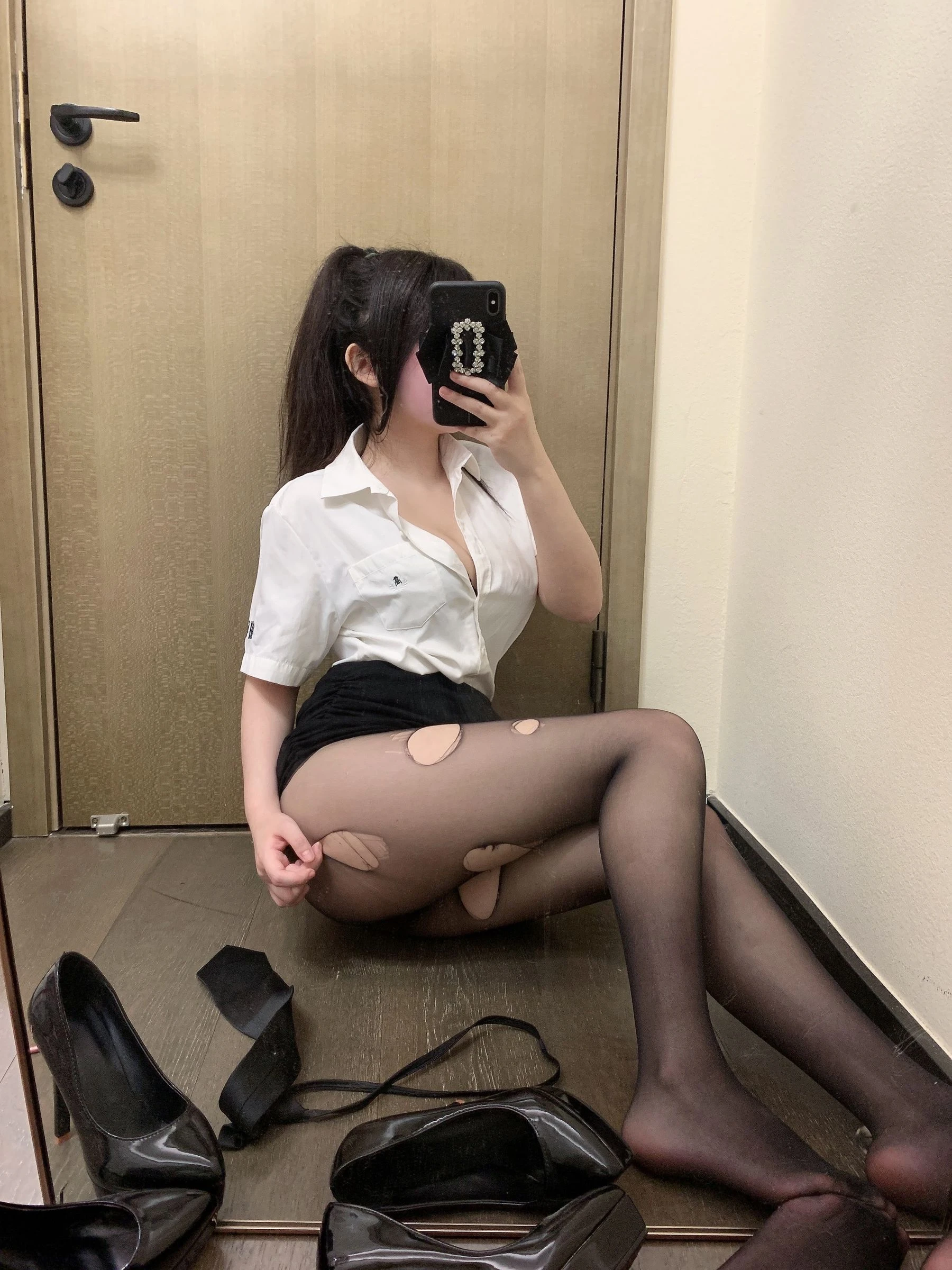 蜜桃少女是依酱呀 – 刚入职的新人插图4
