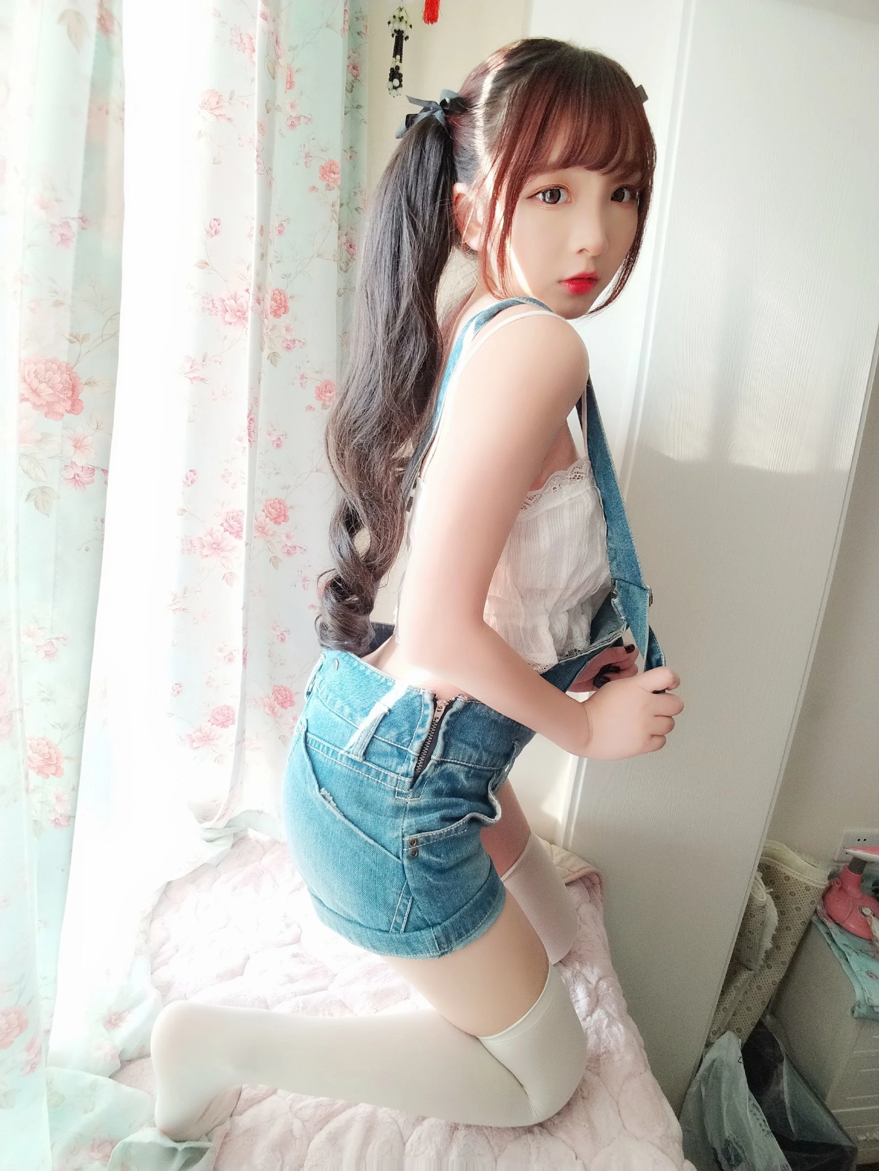 二次元美女古川kagura 牛仔吊带短裤插图6