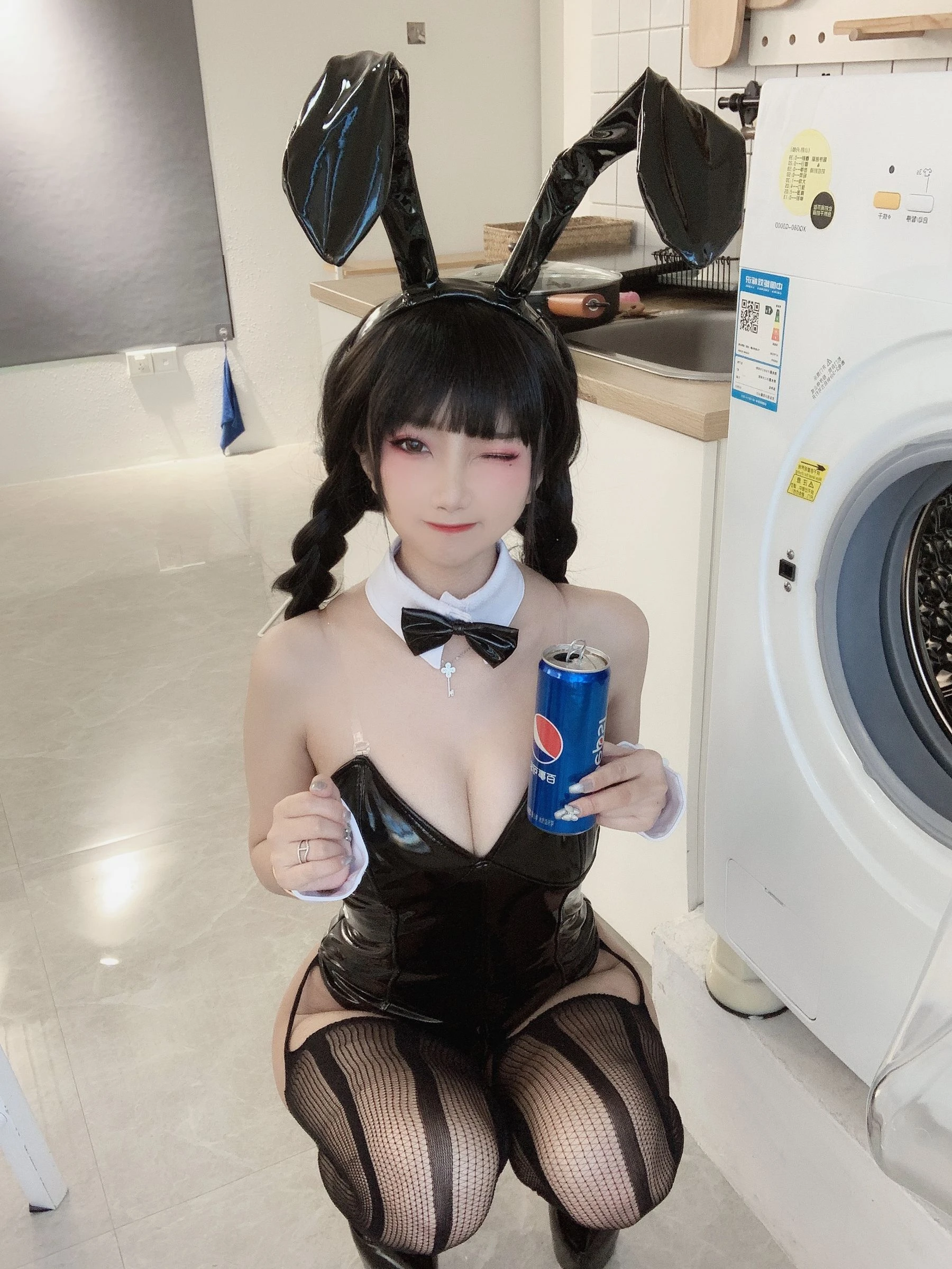白嫩美少女鬼畜瑶 – 黑色兔女郎插图5