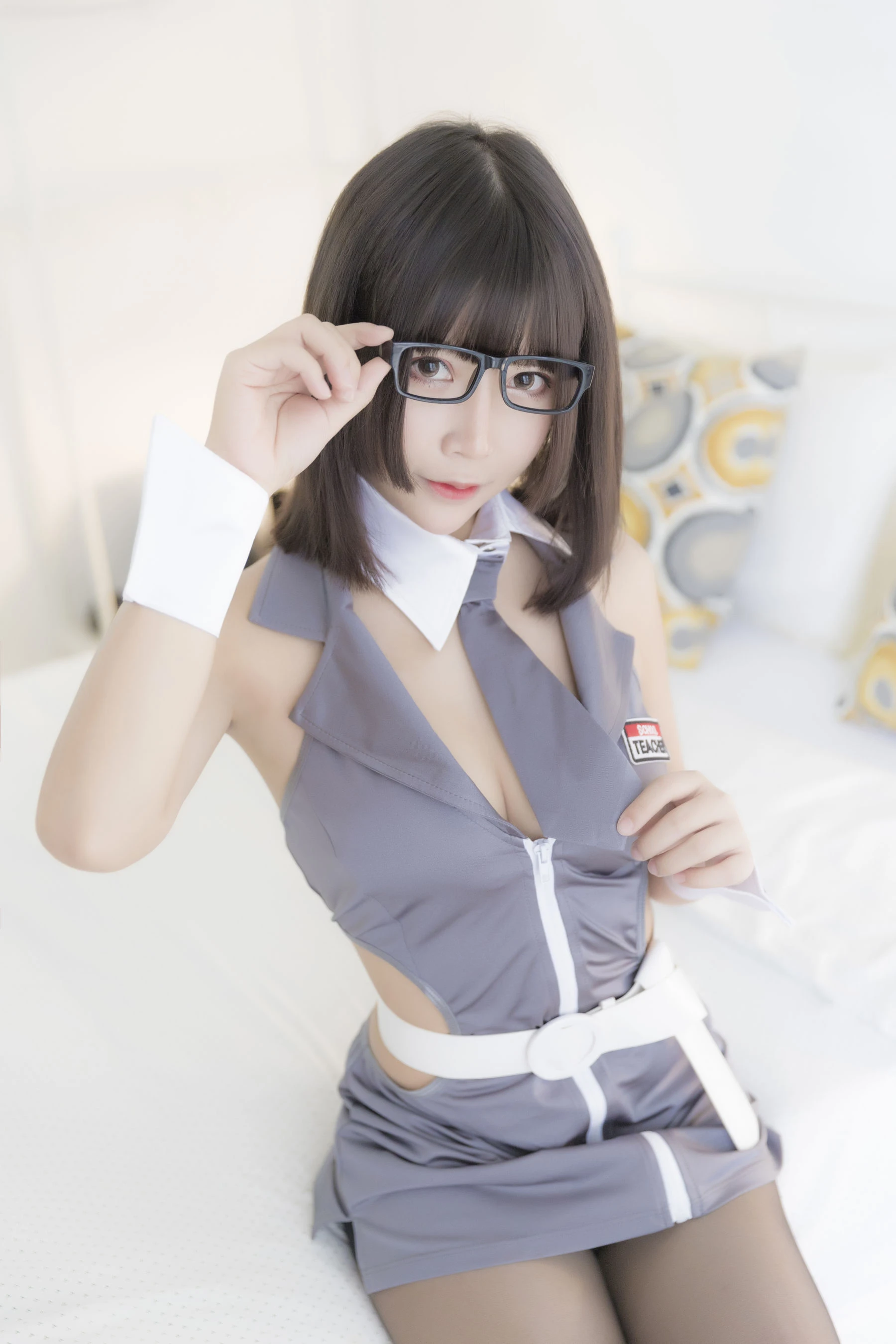 二次元妹子抱走莫子aa 黑丝制服插图1