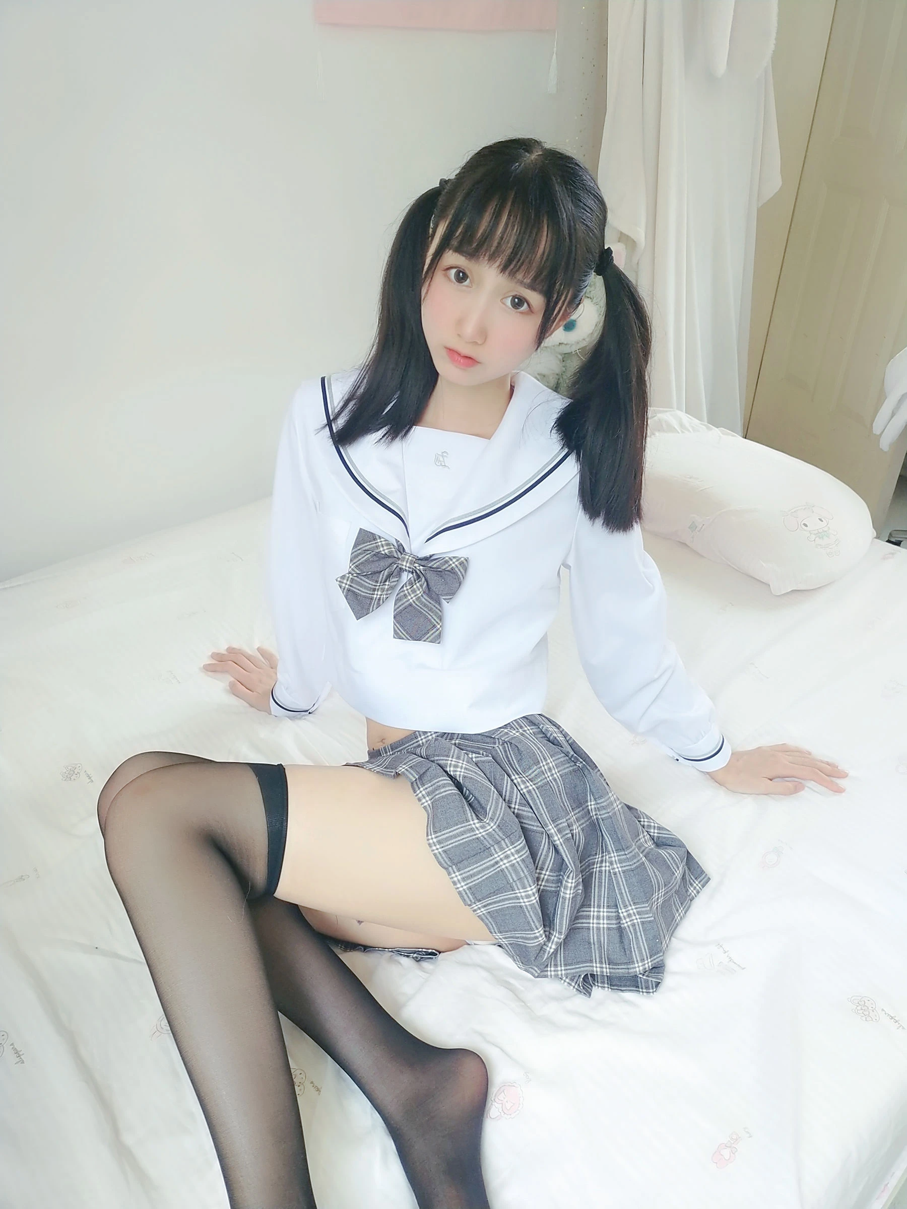 萌系小姐姐木绵绵OwO – 灰格子JK插图1