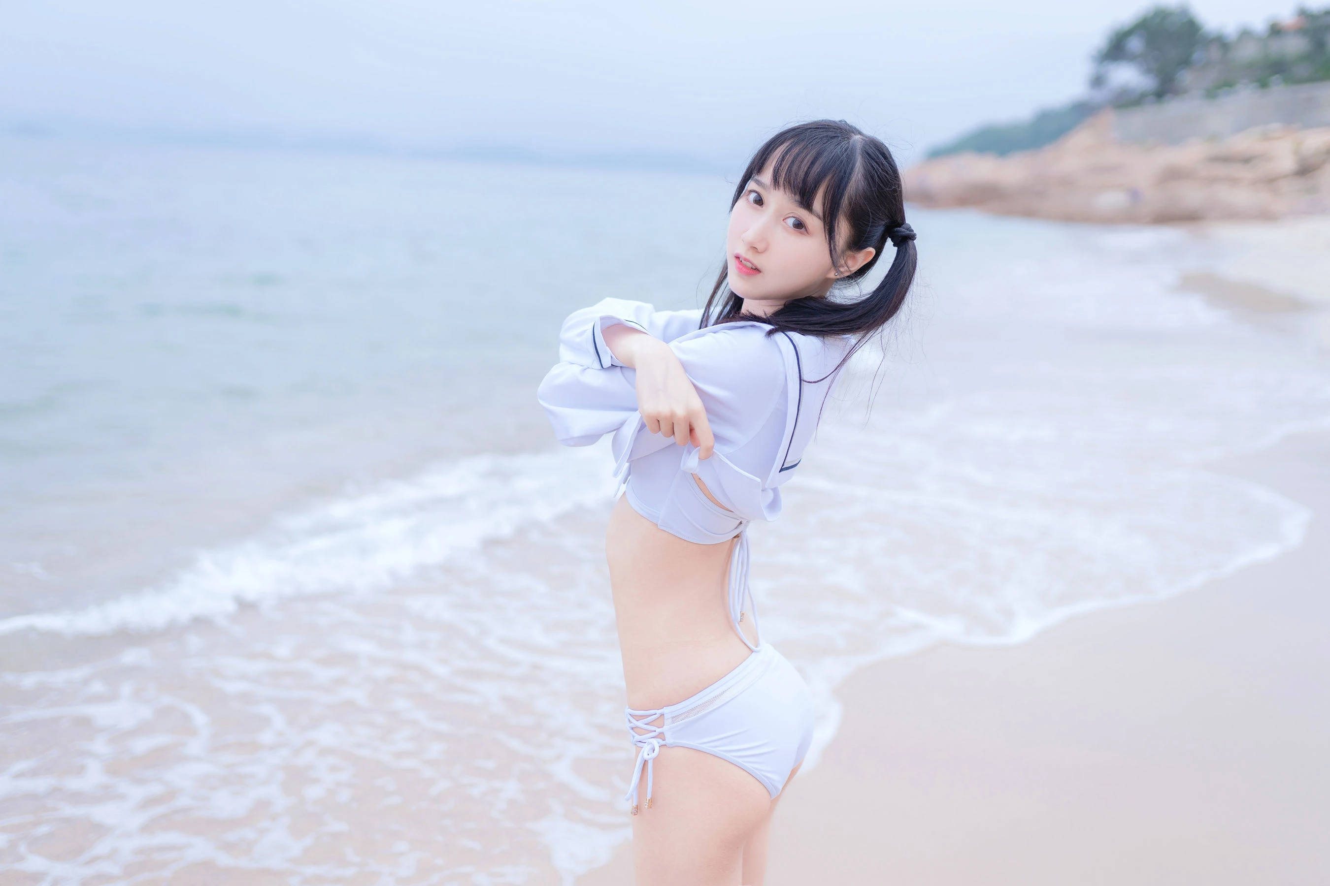 萌系小姐姐木绵绵OwO 海边白色比基尼 [30P]插图1