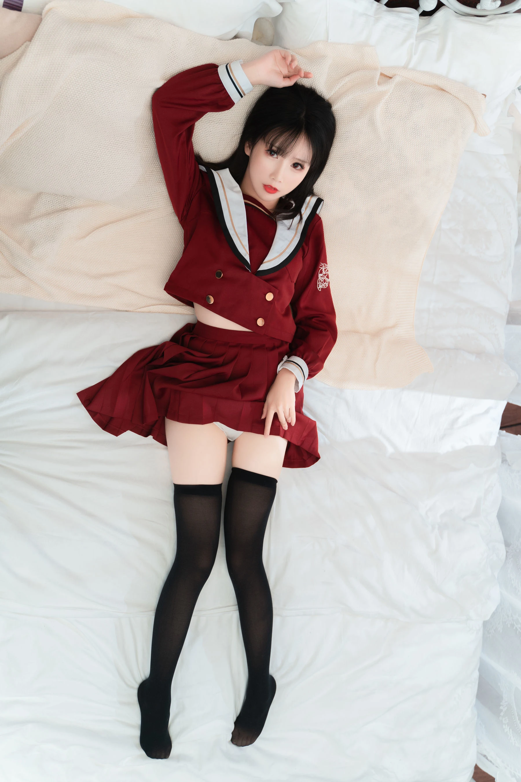 可爱人气Coser面饼仙儿 – 红色JK插图1