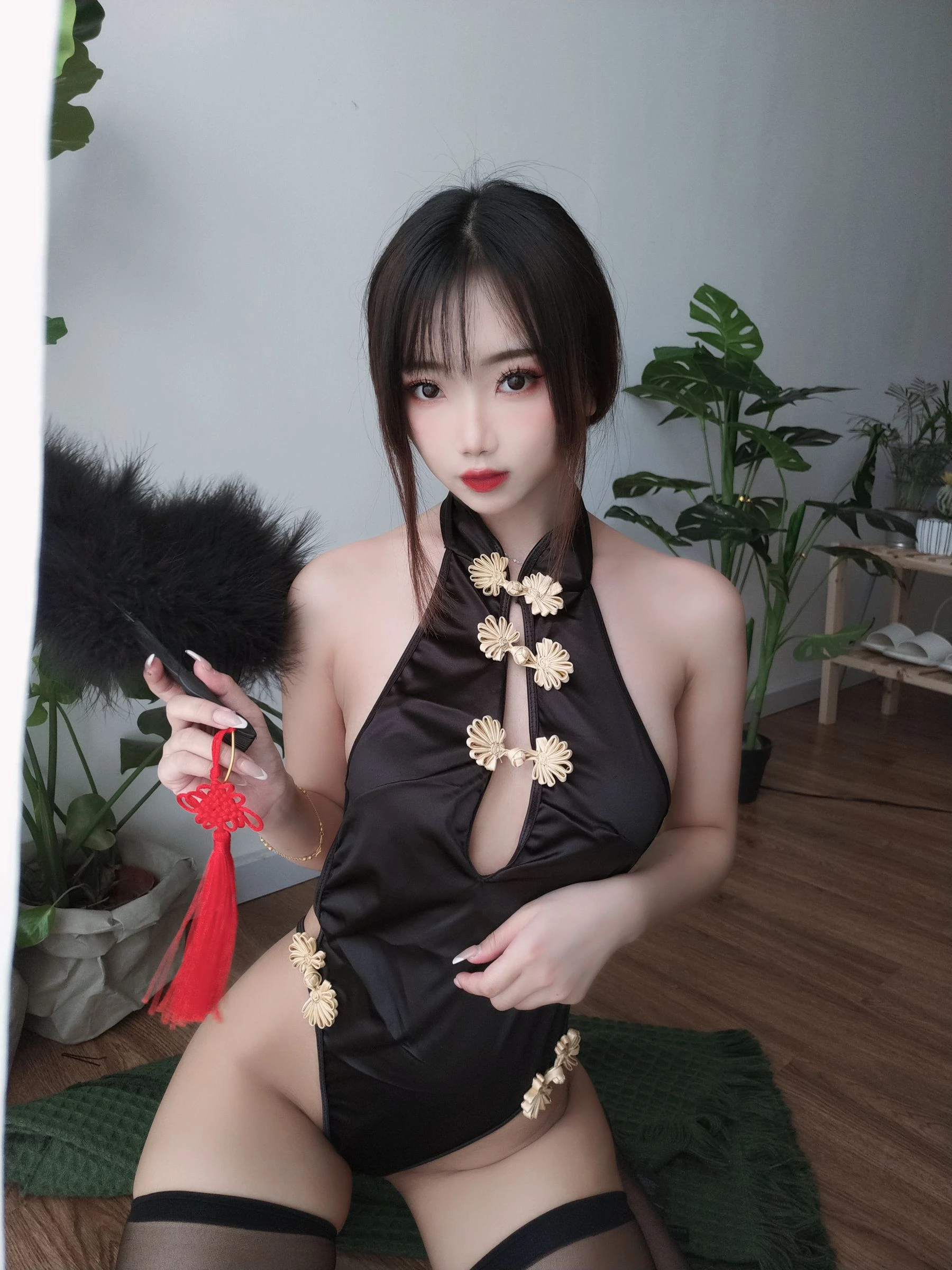 白嫩美少女鬼畜瑶 – 黑色短款旗袍插图2