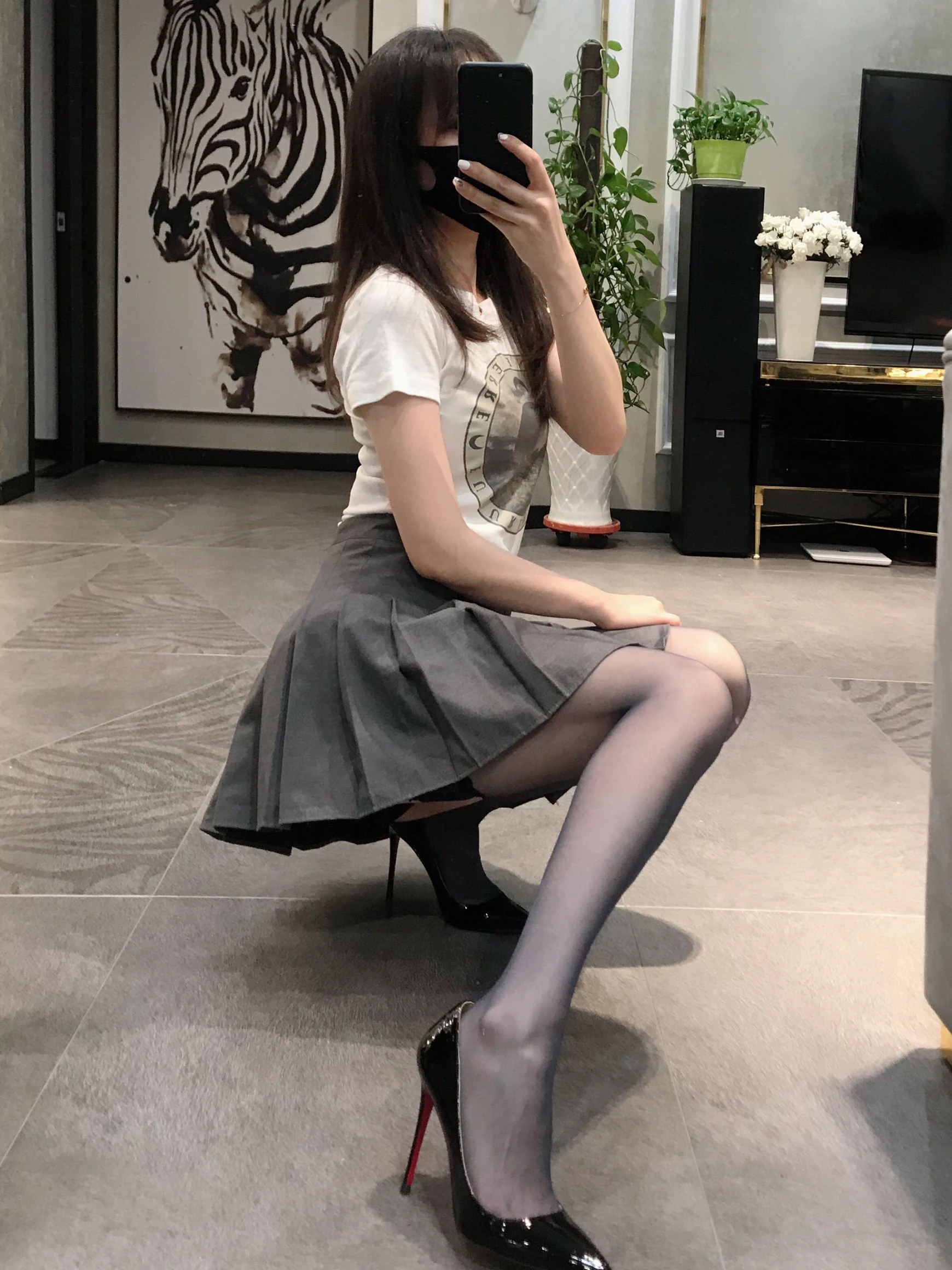 丝足博主麋鹿_Monroe 2020.06.09 黑蕾丝半筒袜高清在线免费欣赏–微密图社-微密图社