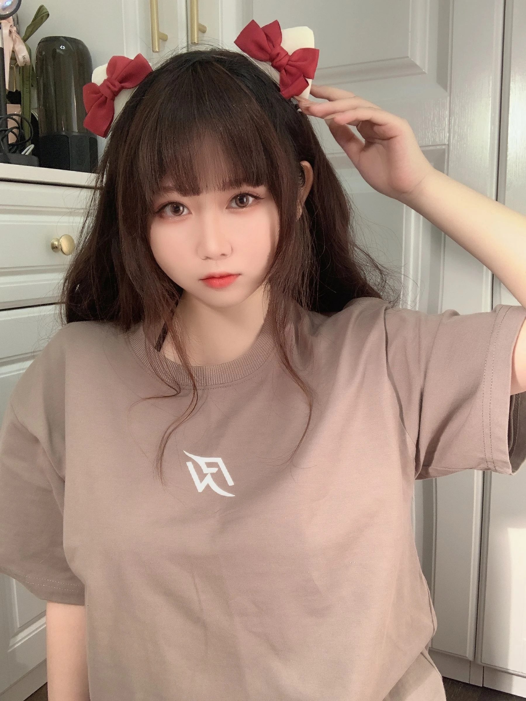 蜜桃少女是依酱呀 – T恤底下插图3