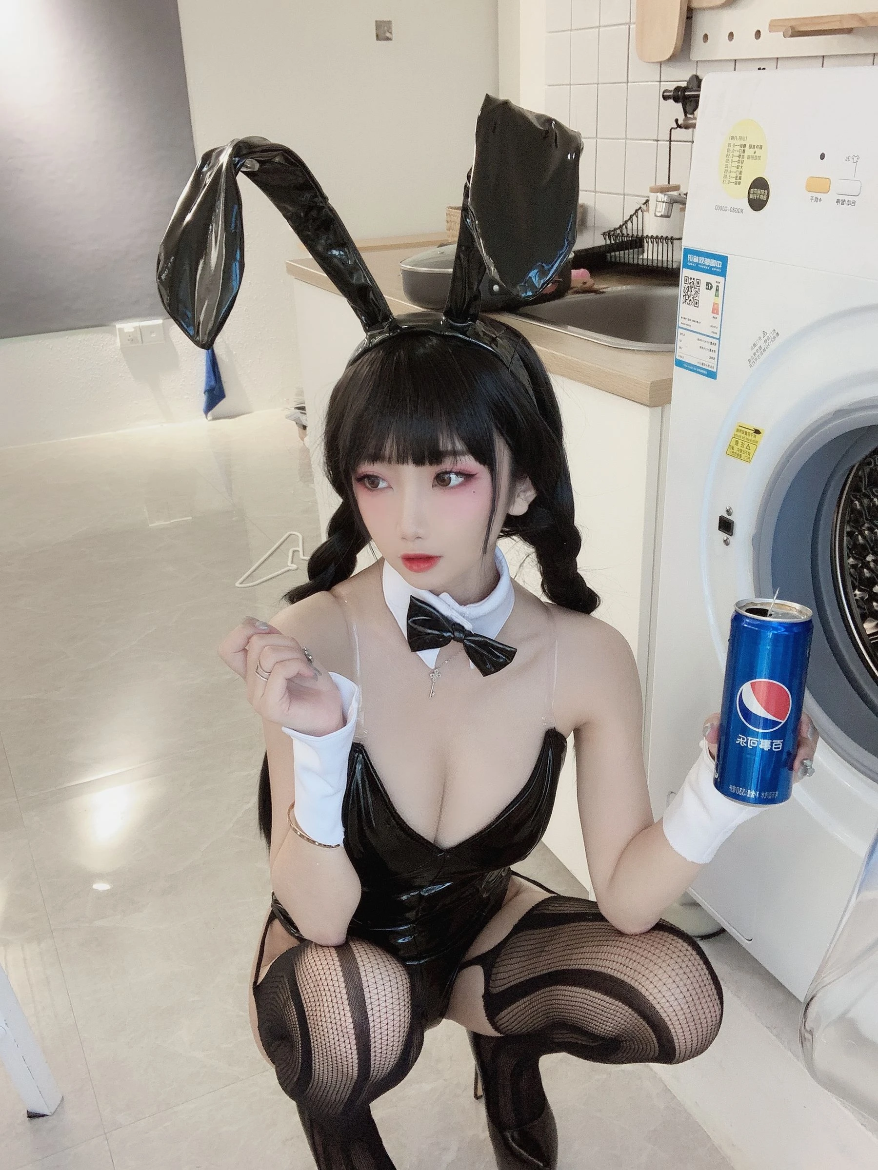 白嫩美少女鬼畜瑶 – 黑色兔女郎插图2