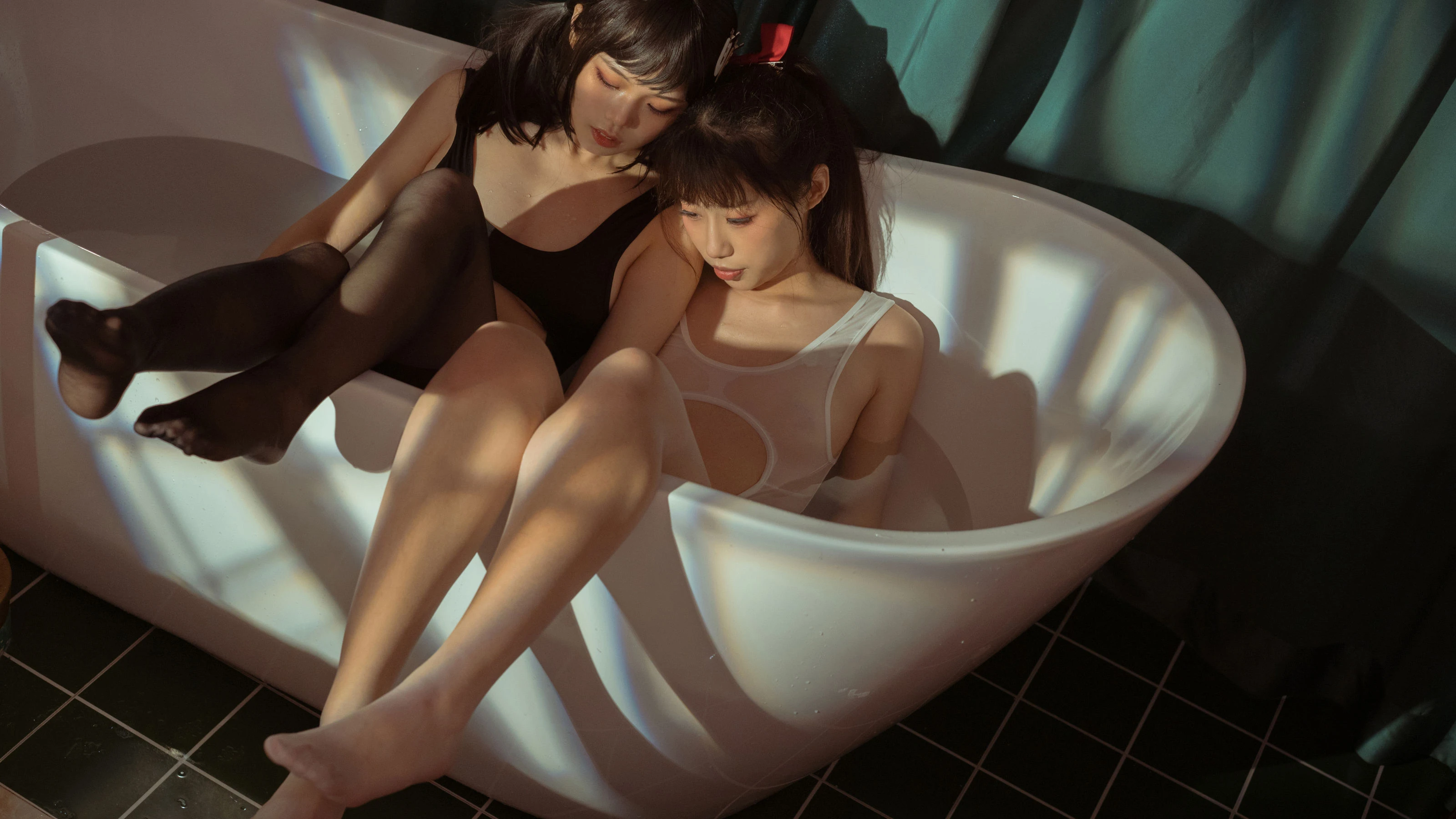 七月喵子 – 黑白双人浴缸插图3