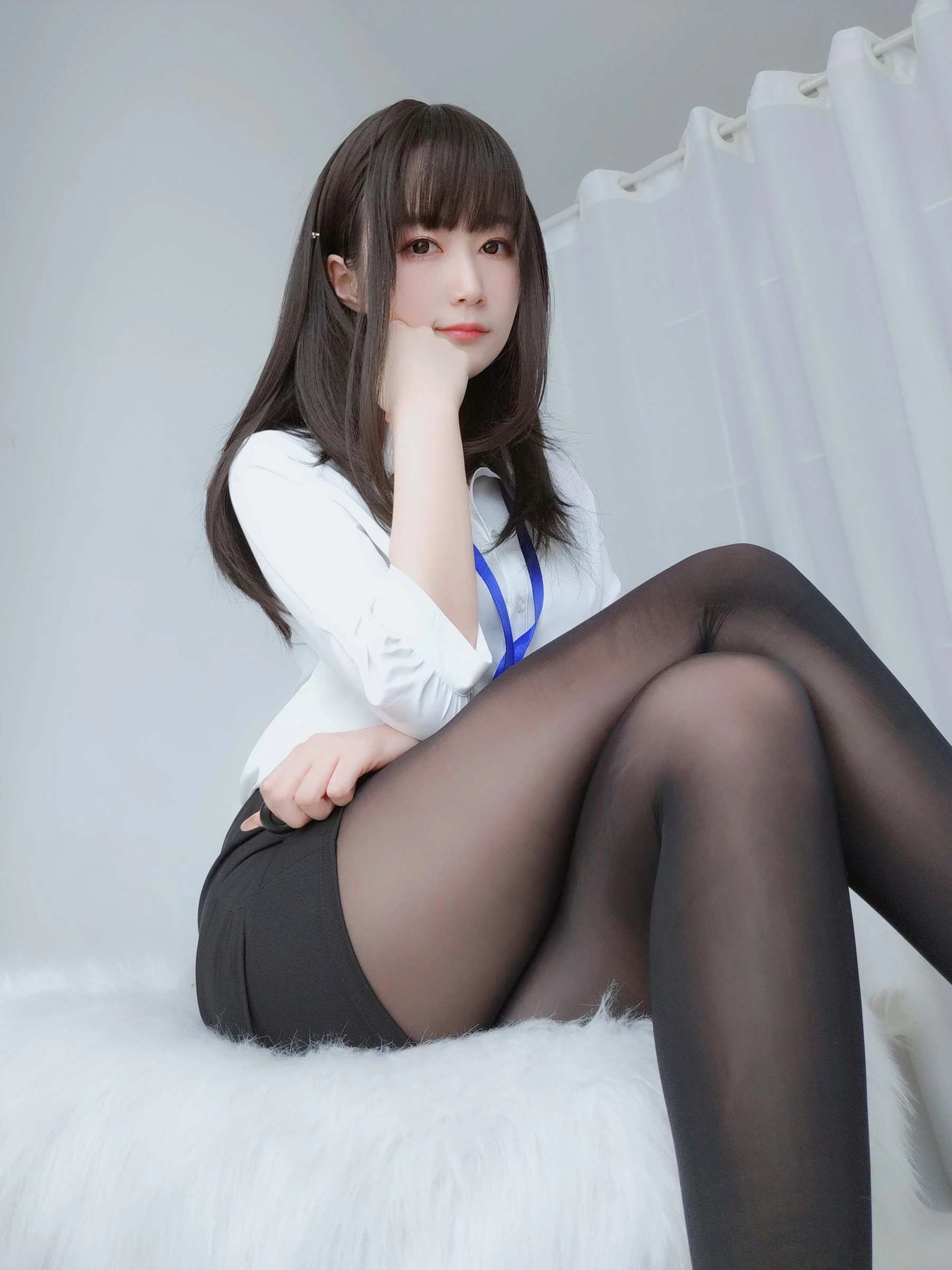 Coser小姐姐白银 – 制服插图1