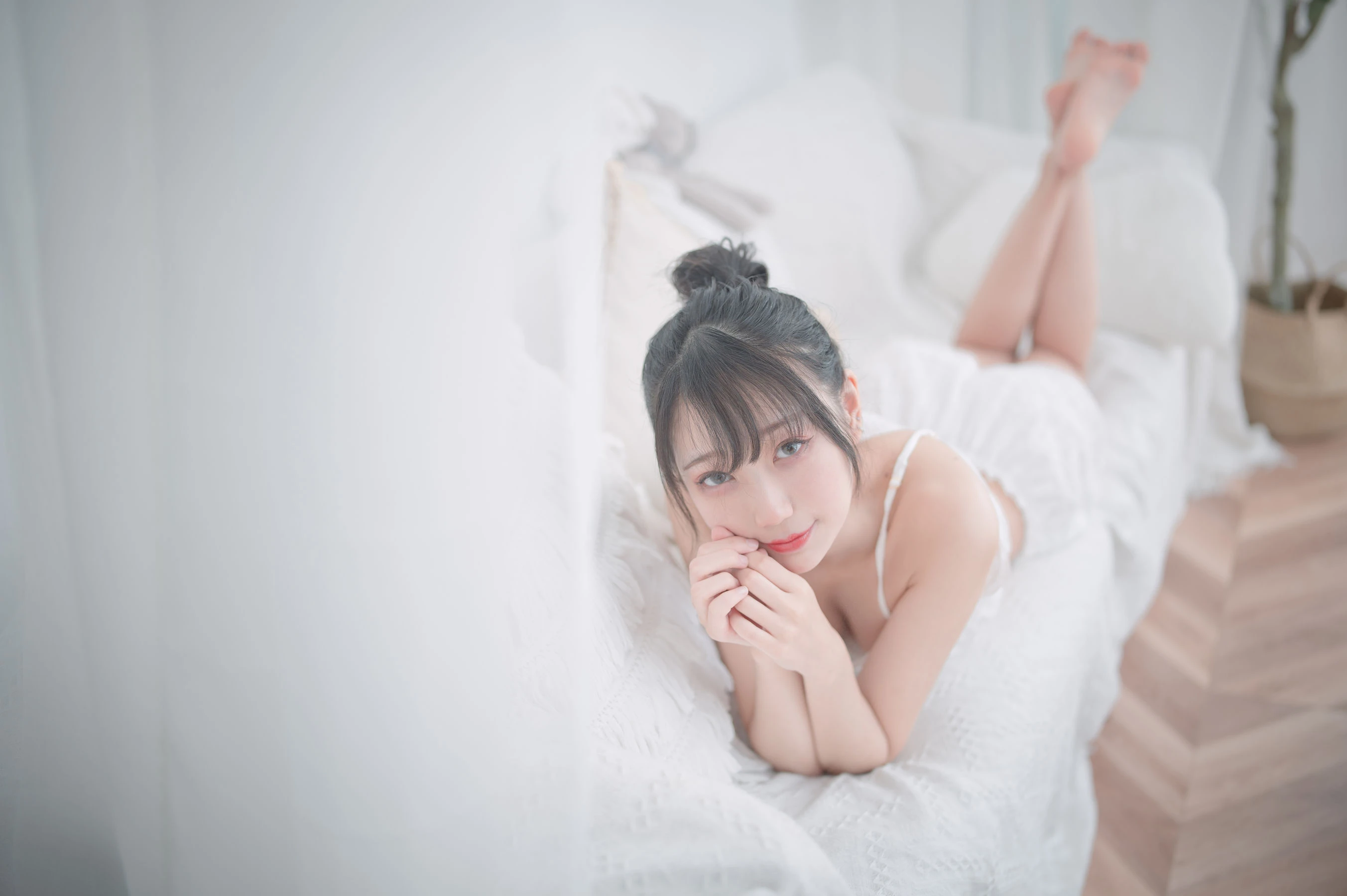 周叽是可爱兔兔 – 白色睡衣插图1