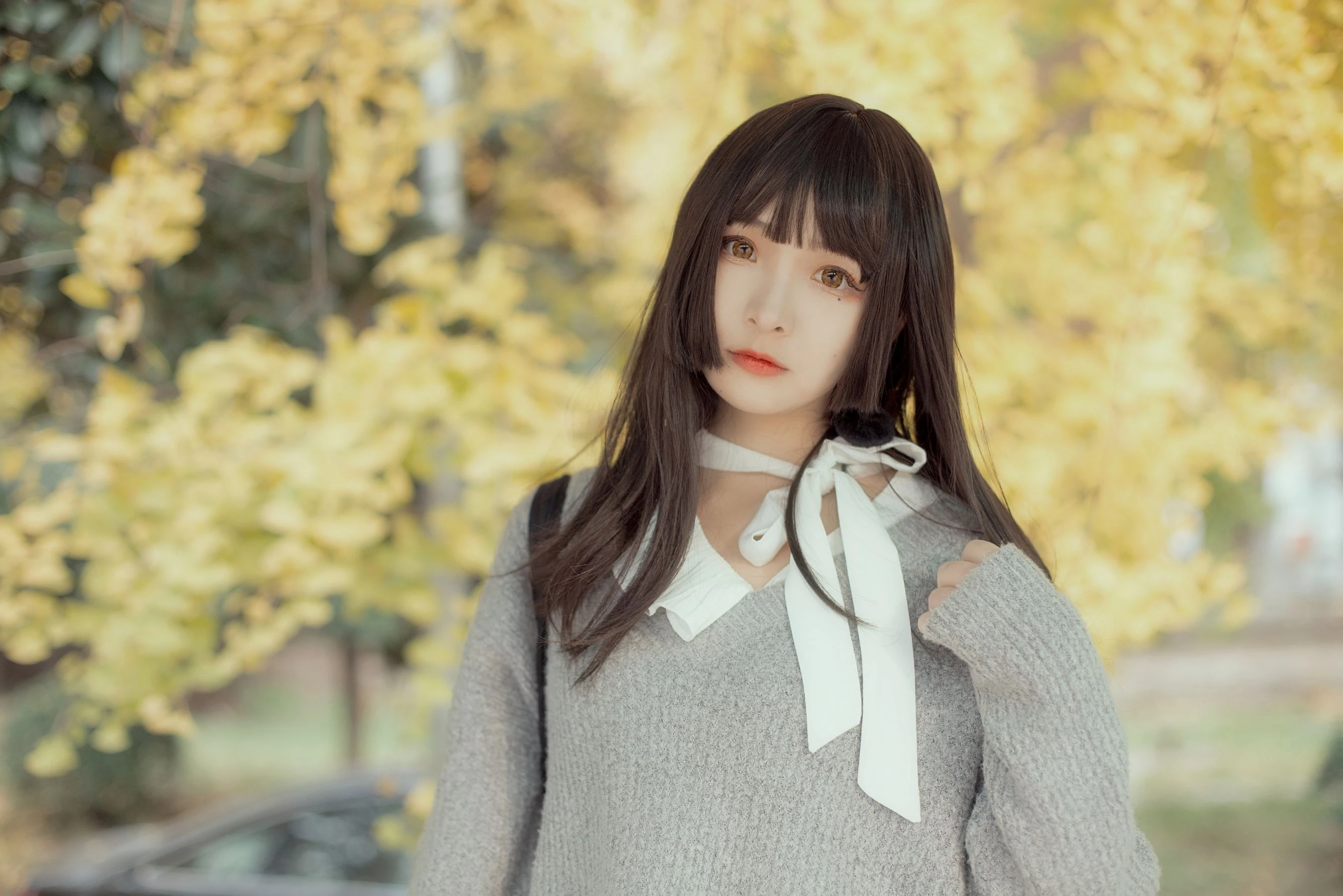 二次元美女古川kagura – 银杏树下插图1