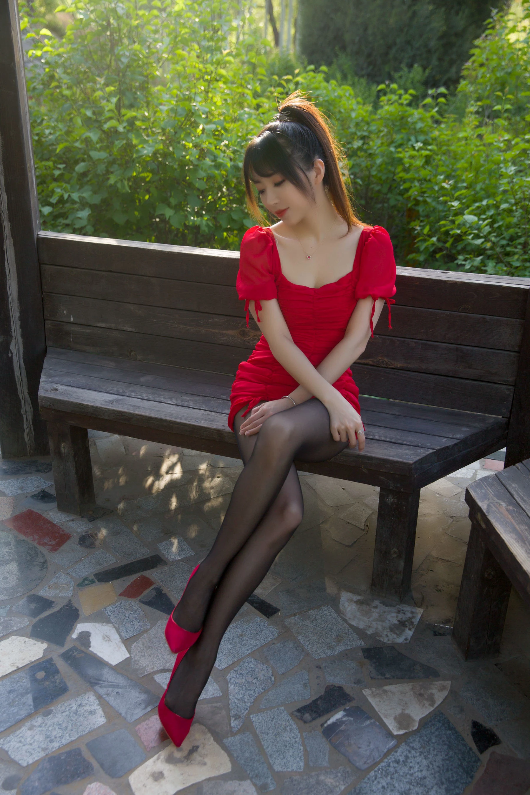 斗鱼主播小女巫露娜 – 户外小红裙插图3