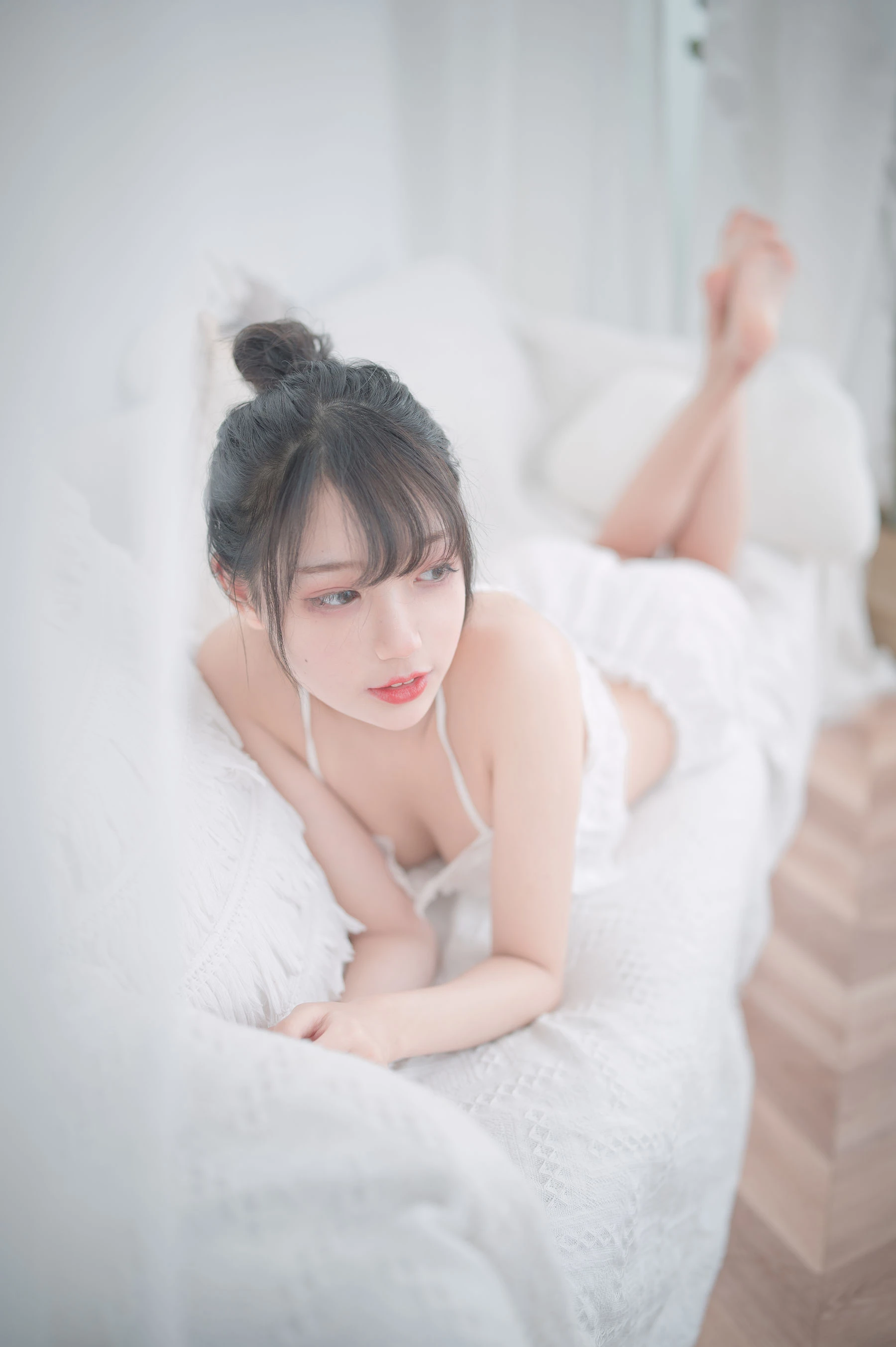 周叽是可爱兔兔 – 白色睡衣插图2