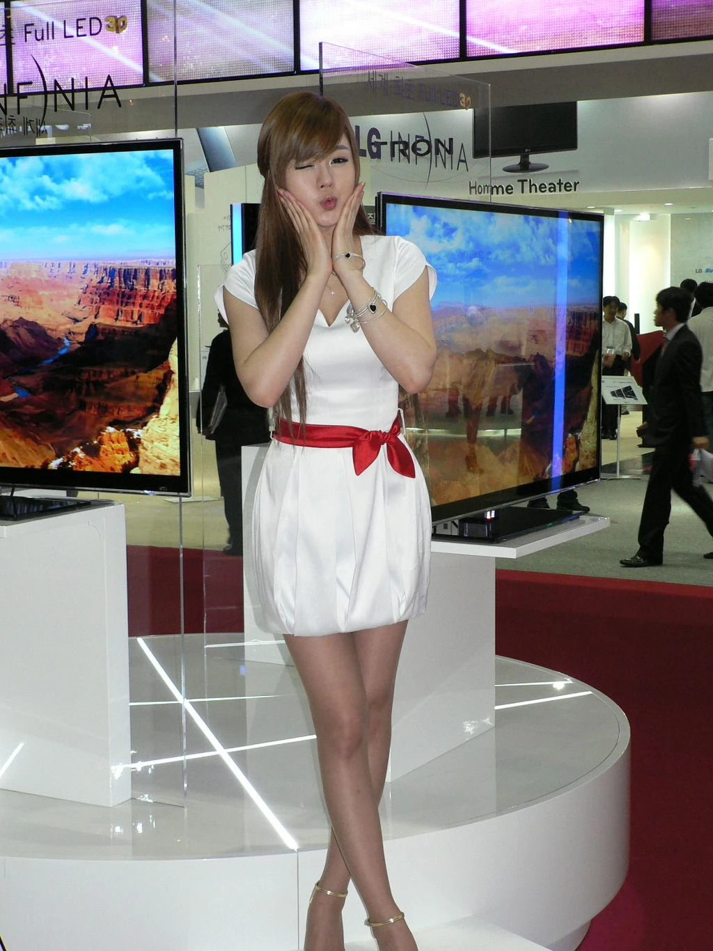 黄美姬《电子数码展》图片合集插图1