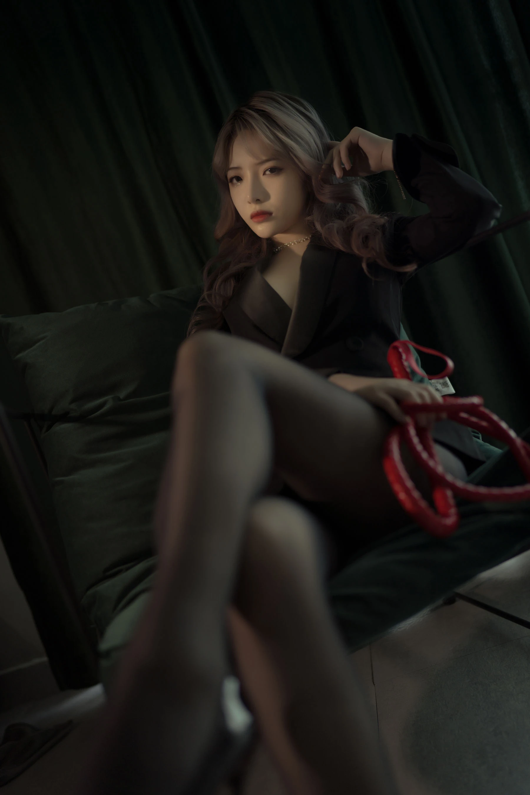 动漫博主雯妹 – 黑丝西装 [25P]插图2