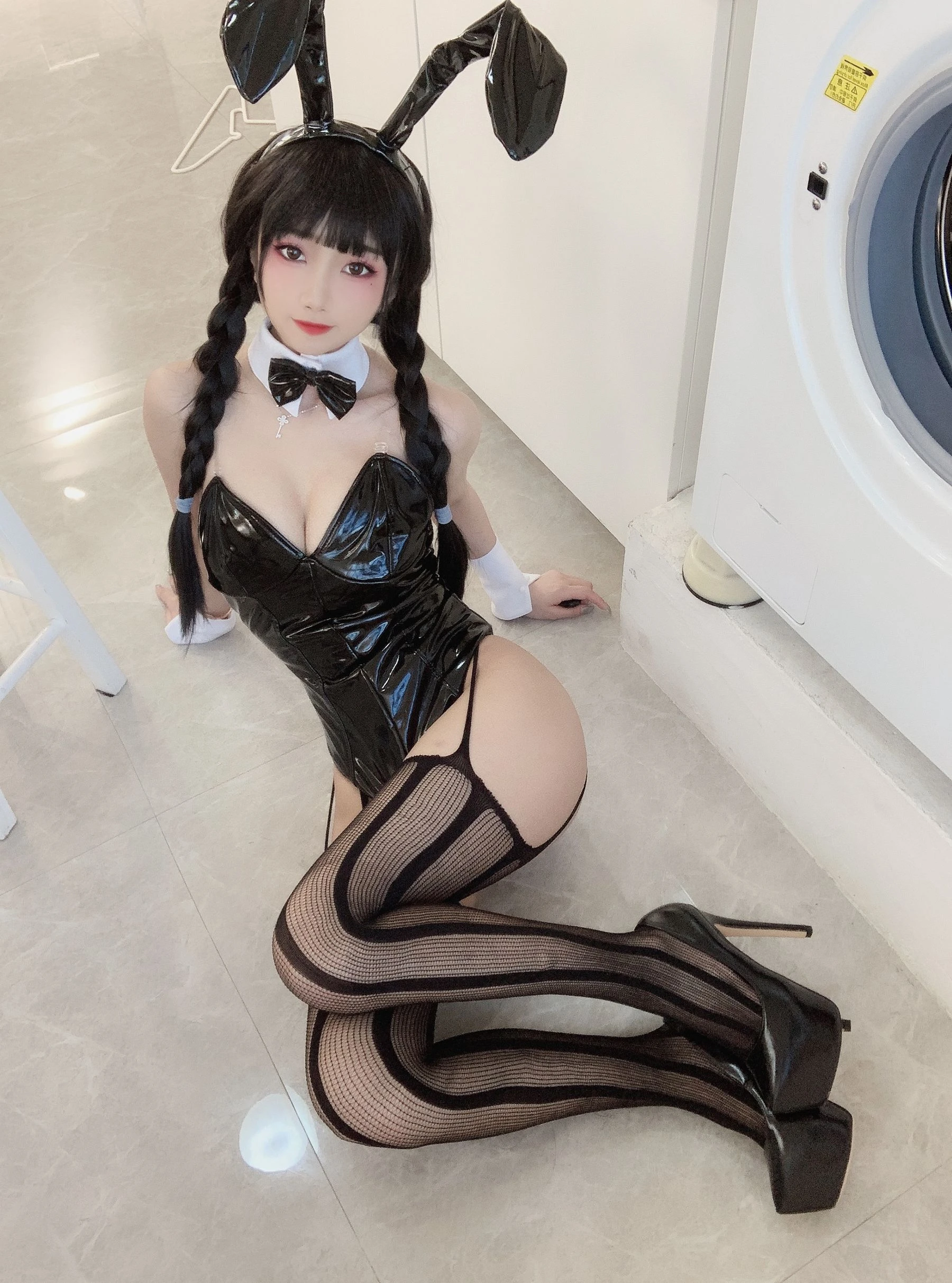 白嫩美少女鬼畜瑶 – 黑色兔女郎插图6
