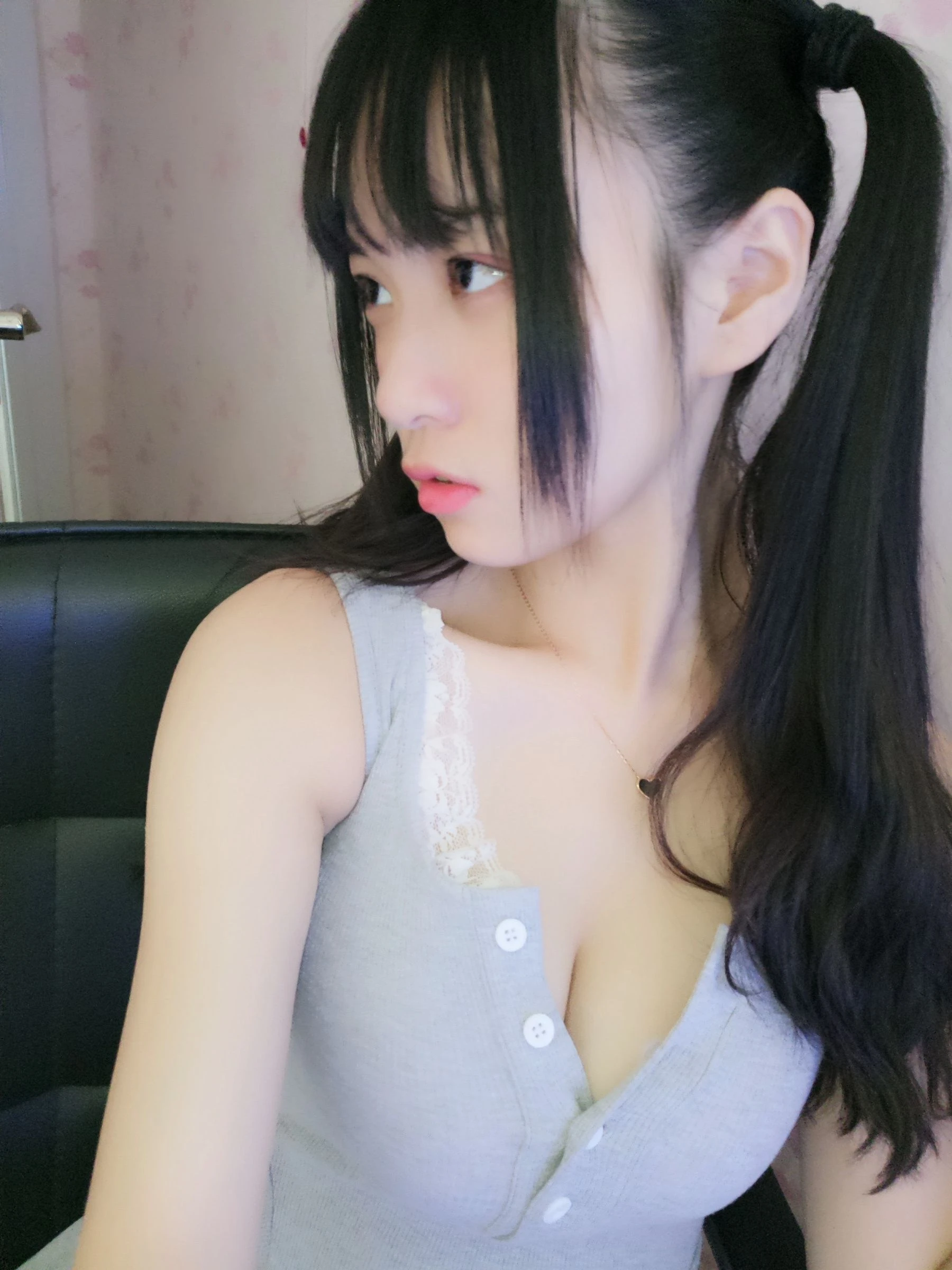 双马尾少女赛高酱作品 – 露脸灰色裙子插图1