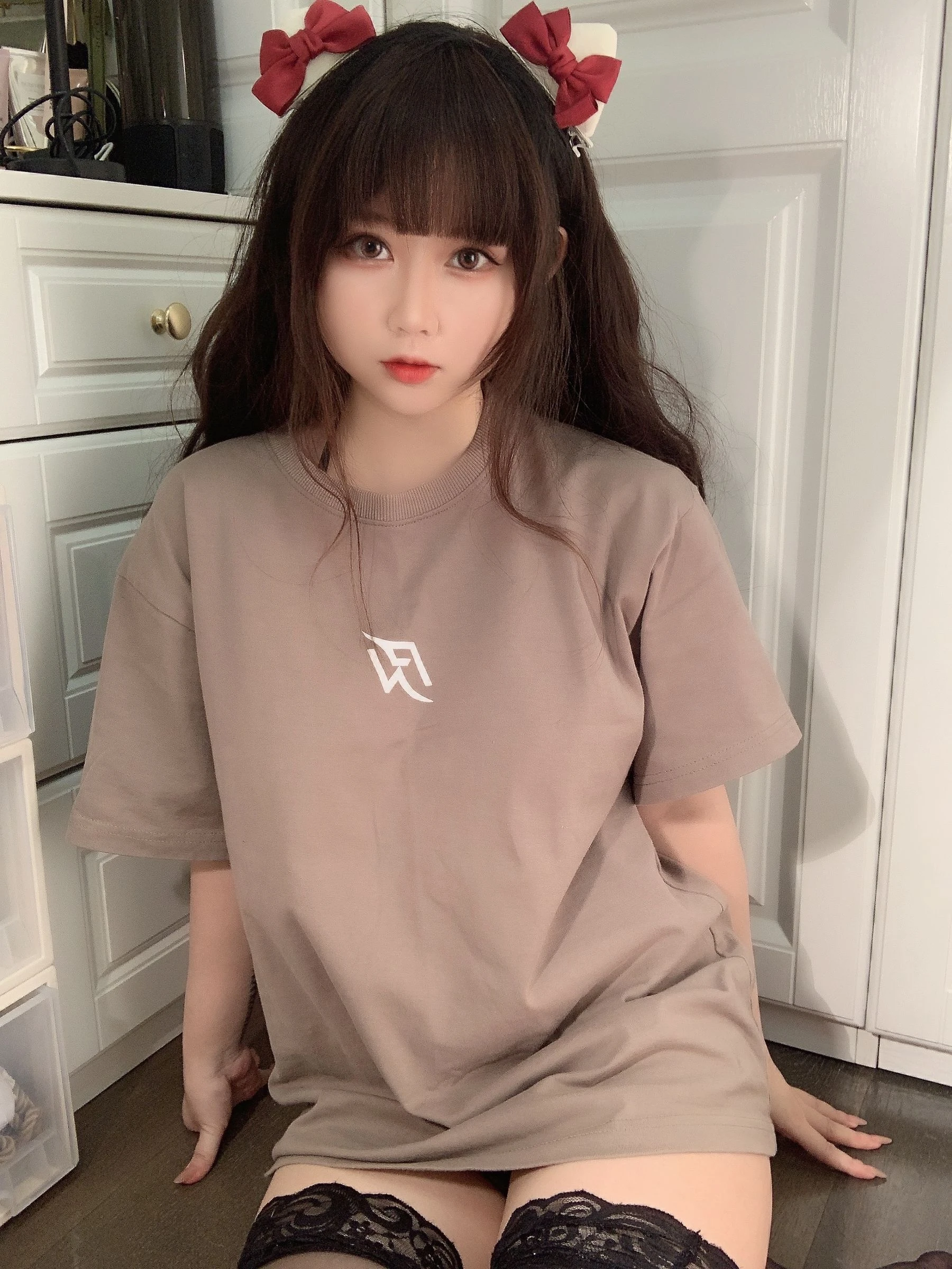 蜜桃少女是依酱呀 – T恤底下插图4