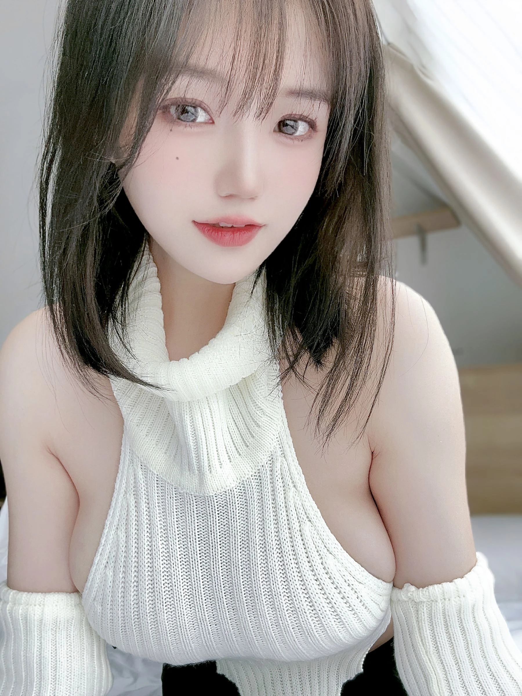 动漫博主小仓千代w 2022-12-14 白色露背毛衣插图1