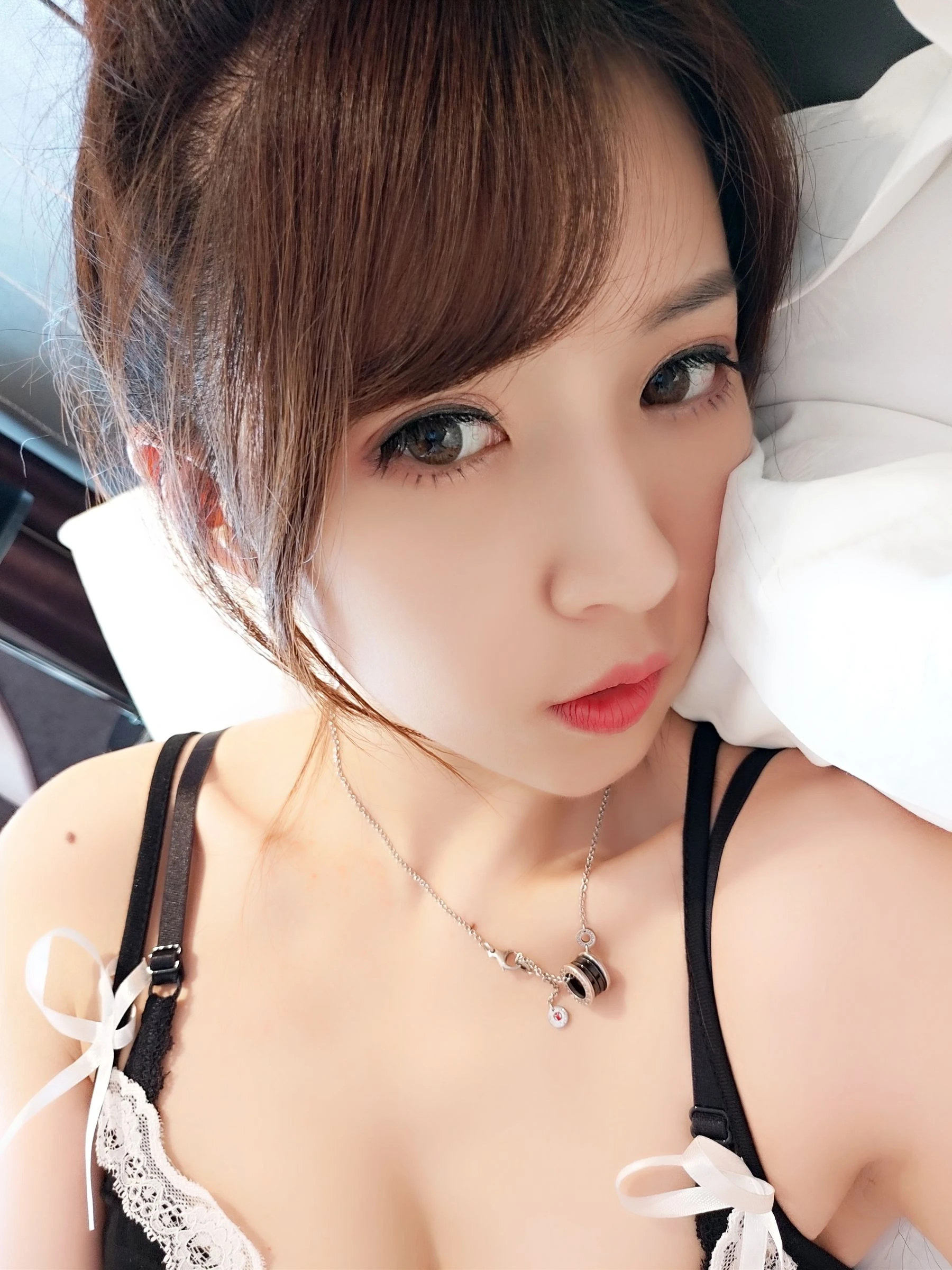 斗鱼主播小女巫露娜 – 黑色吊带裙插图1