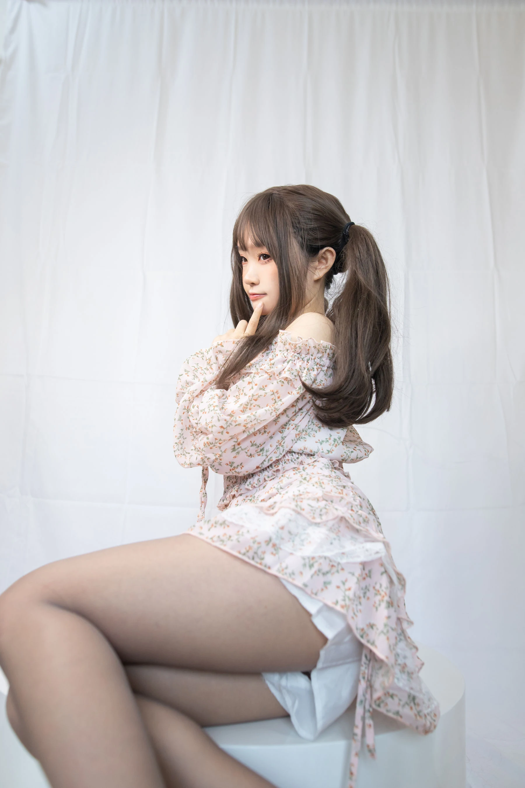 神沢永莉 – 灰丝花裙子插图1
