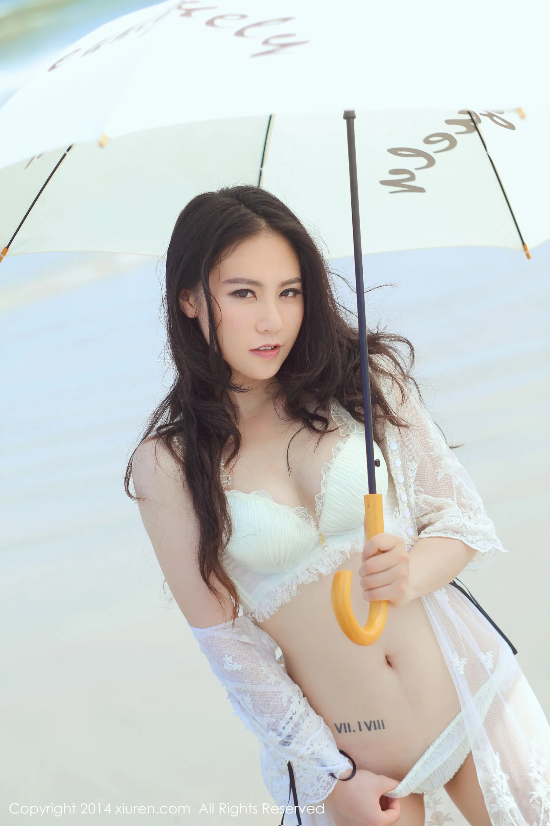 Sissi诗诗《户外海边+酒店室内混搭》 秀人网 No.160插图4